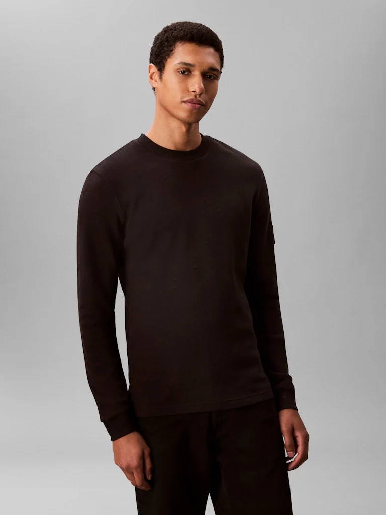 Calvin Klein Jeans miesten pitkähihainen vohvelikankainen paita hihamerkillä, Badge Waffle LS Tee, musta - Image 3