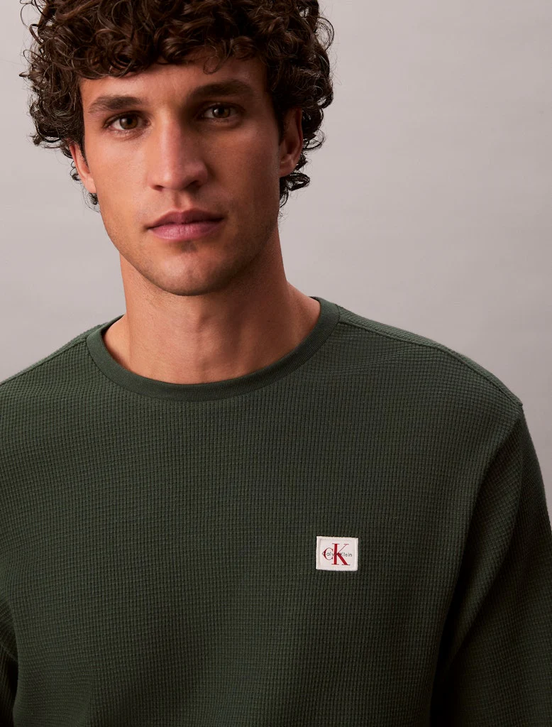 Calvin Klein Jeans miesten paita, LS WAFFLE BADGE CREWNK TEE Armeijanvihreä - Image 2