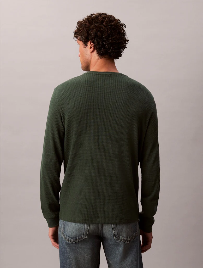 Calvin Klein Jeans miesten paita, LS WAFFLE BADGE CREWNK TEE Armeijanvihreä - Image 3