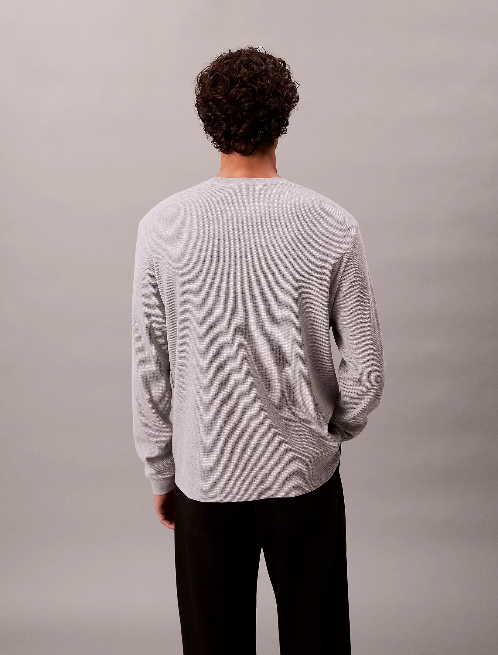 Calvin Klein Jeans miesten paita, LS WAFFLE BADGE CREWNK TEE Vaaleanharmaa - Image 2