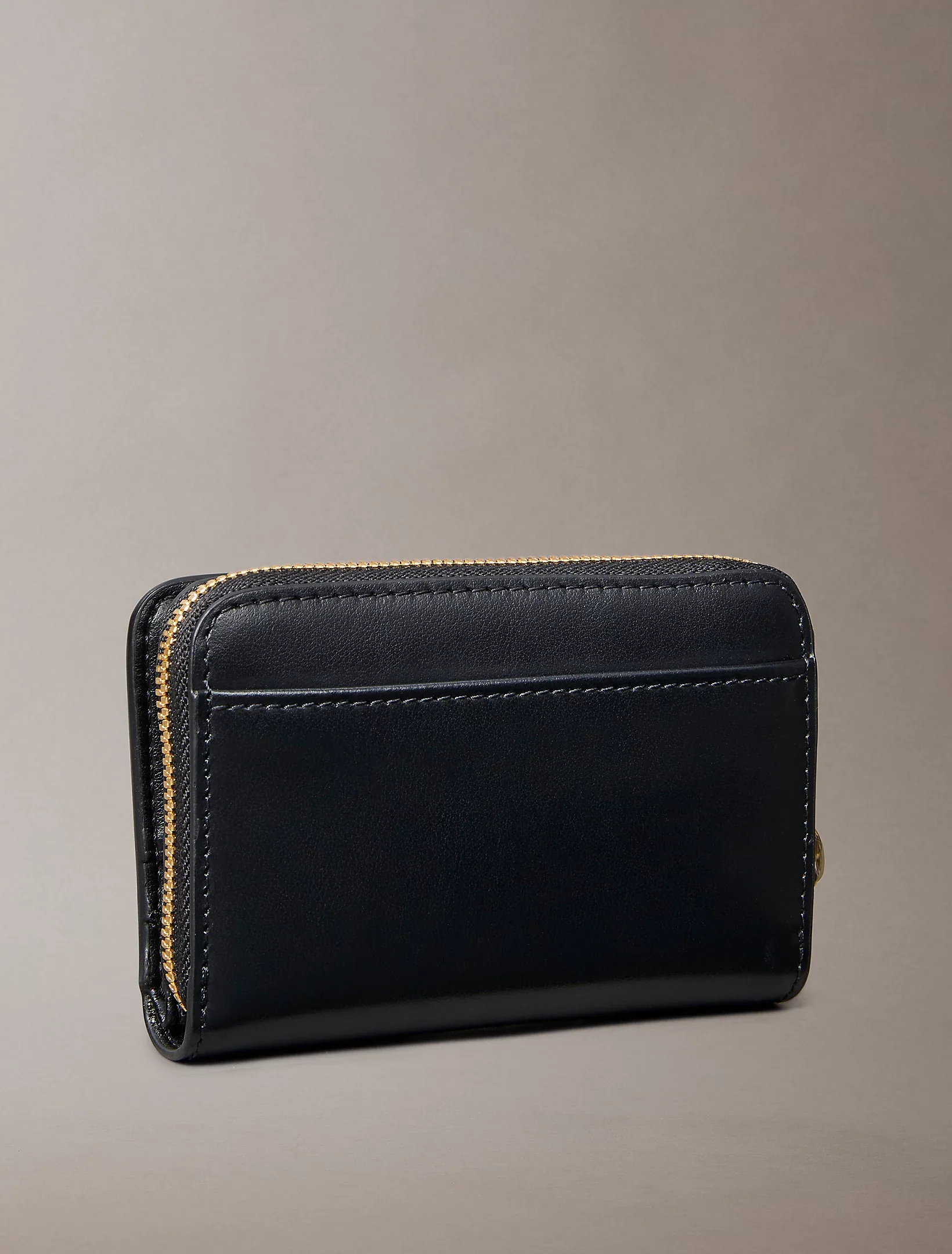 Calvin Klein naisten lompakko CK Medium Flap Zip Around, musta - Image 2