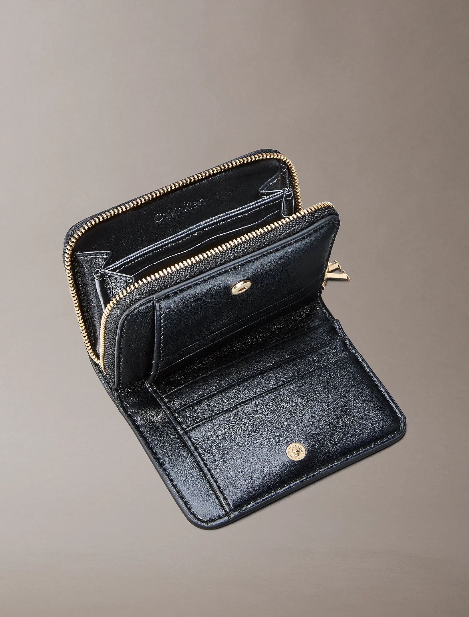 Calvin Klein naisten lompakko CK Medium Flap Zip Around, musta - Image 3