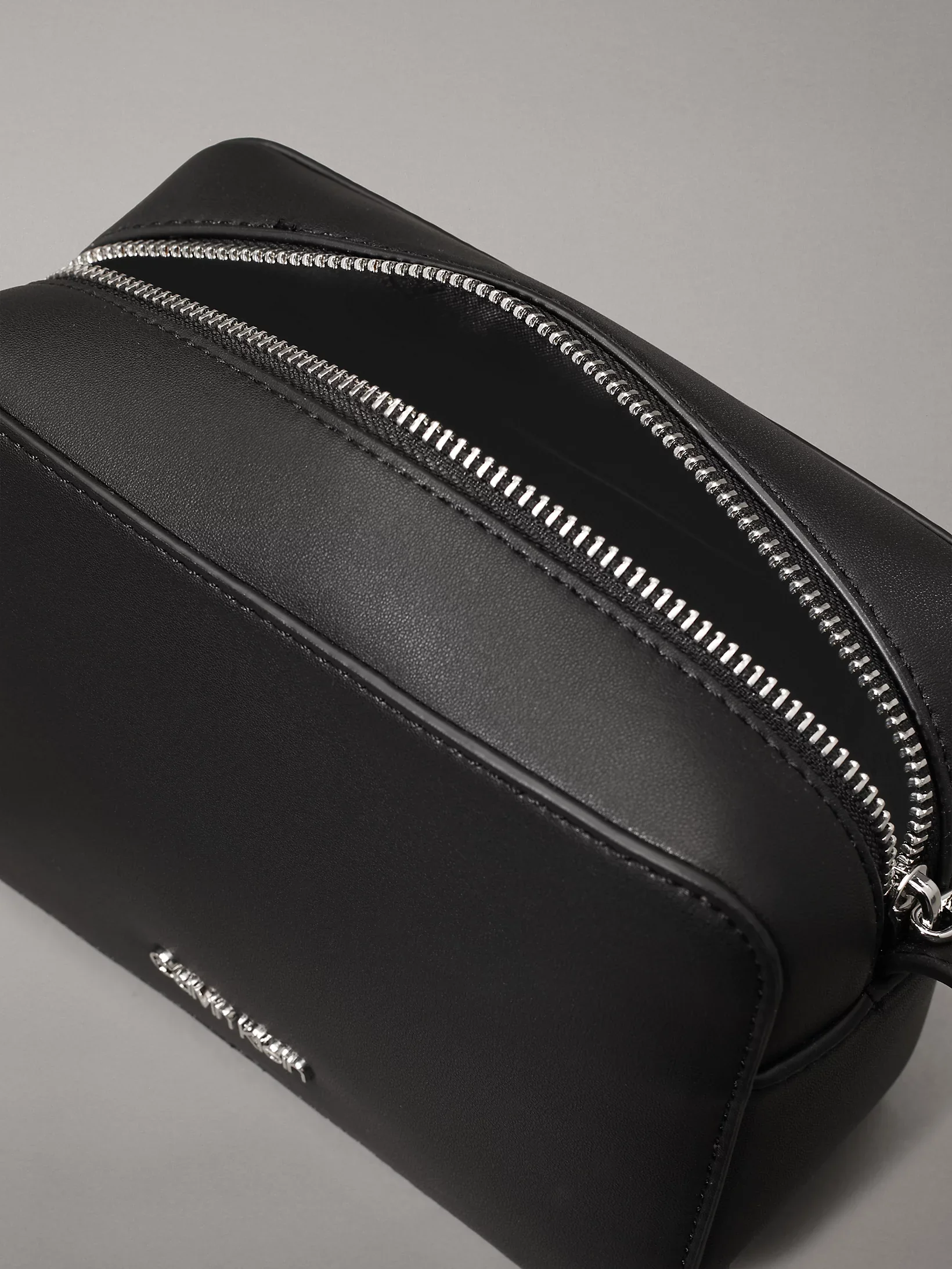 Calvin Klein Accessories laukku CK Must Camera Bag, musta - Image 4