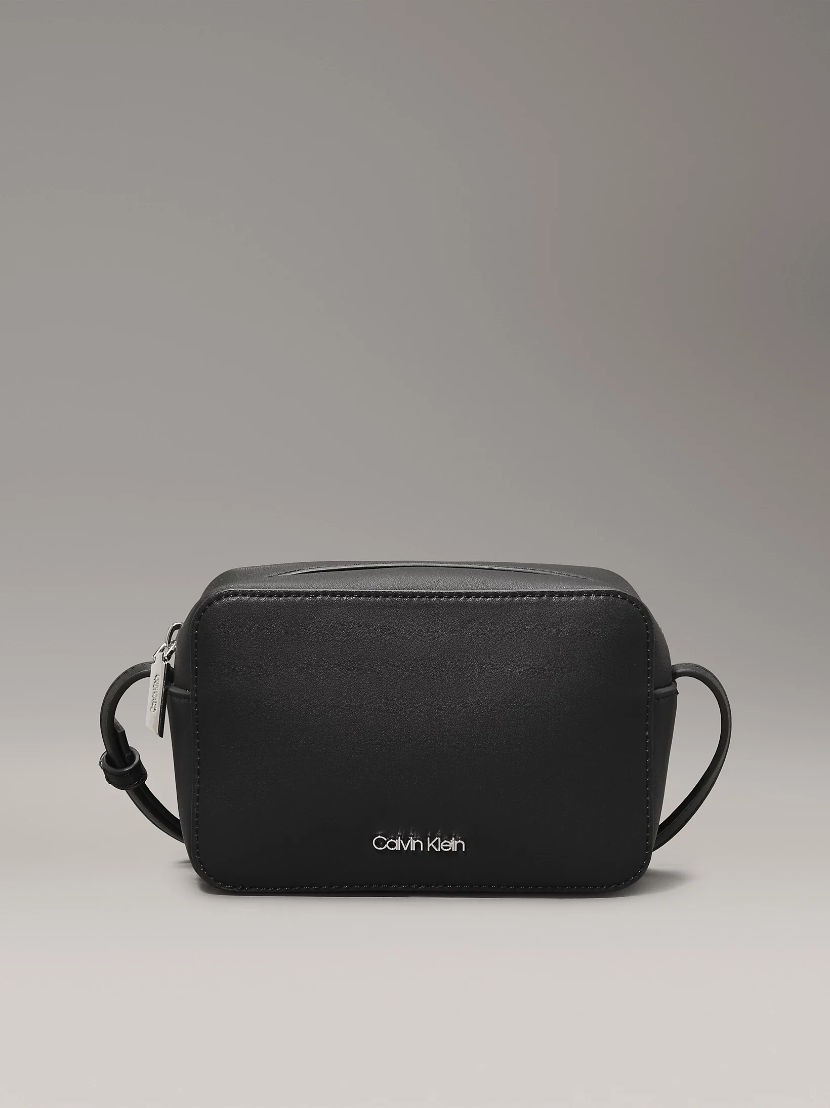 Calvin Klein Accessories laukku CK Must Camera Bag, musta - Image 5