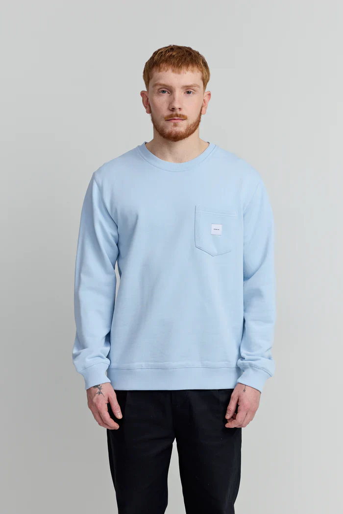 Makia miesten collegepaita Square Pocket Sweatshirt, vaaleansininen