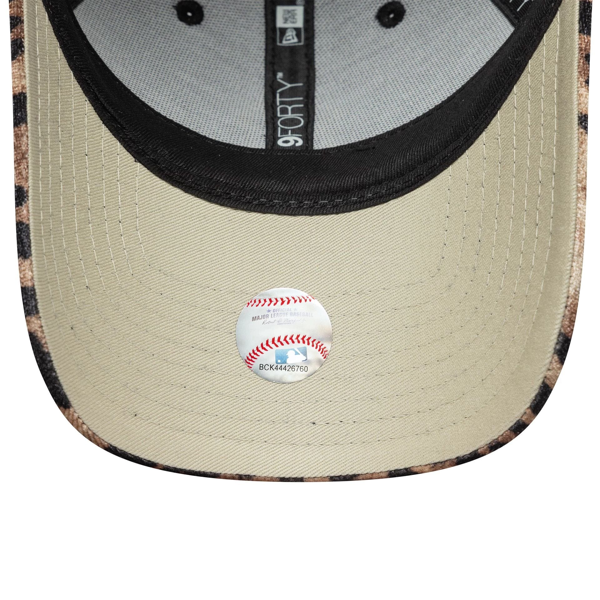 New Era naisten lippis FEMALE LEO VELOUR 9FORTY® NEW YORK YANKE, ruskea kuosillinen - Image 5