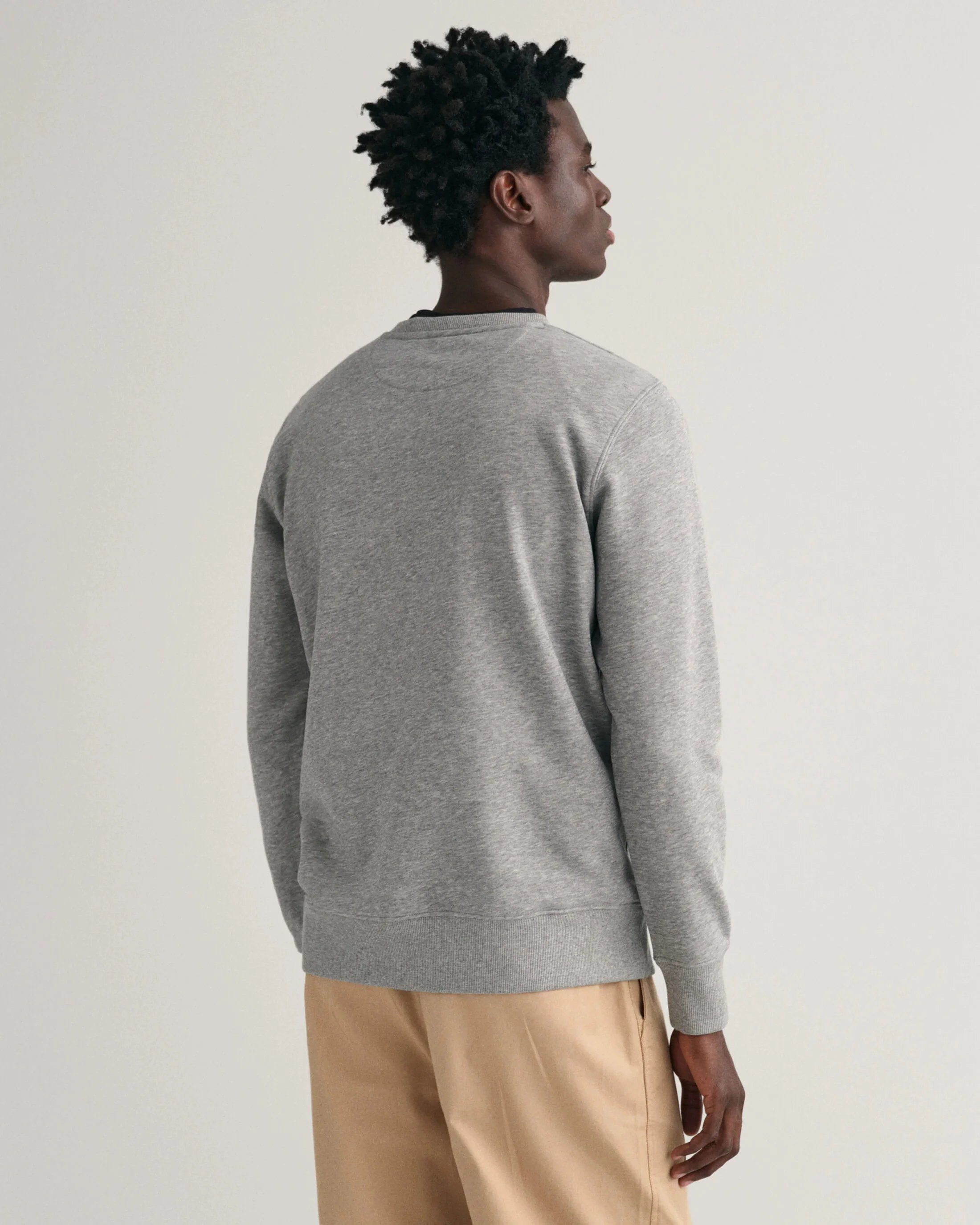 Gant Miesten Collagepaita, REG SHIELD C-NECK Keskiharmaa - Image 2