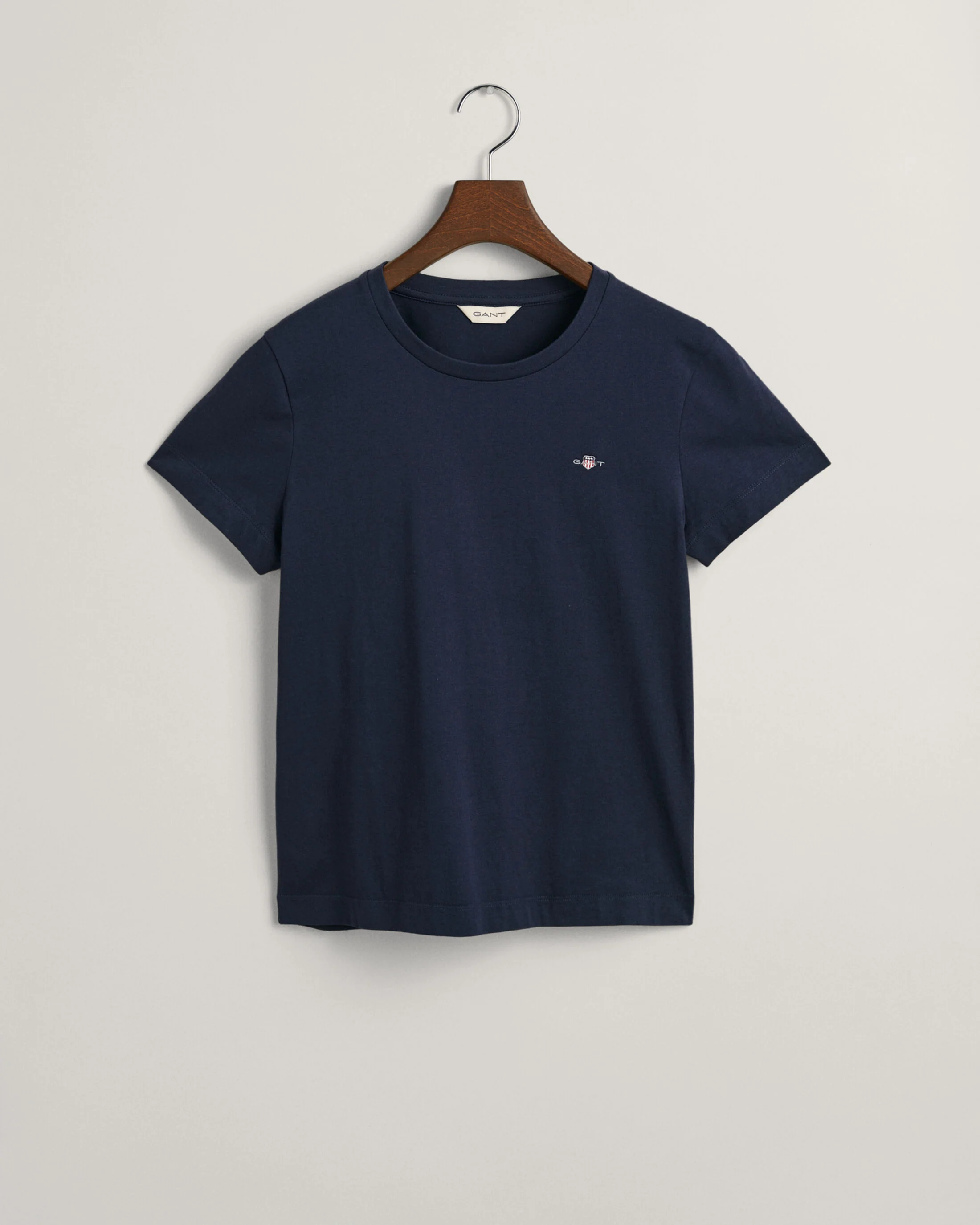 Gant naisten t-paita, REG SHIELD SS T-SHIRT Tummansininen - Image 3