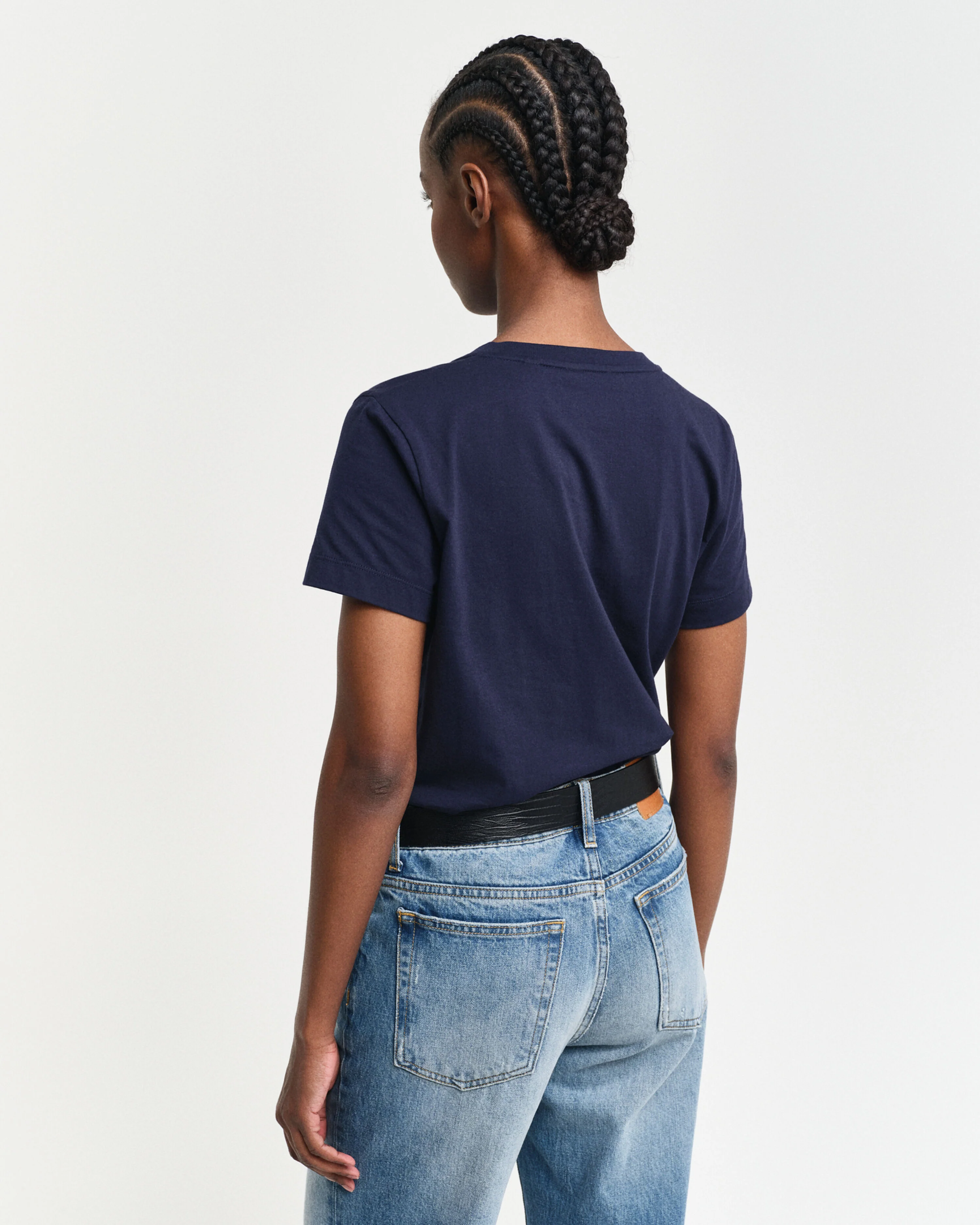 Gant naisten t-paita, REG SHIELD SS V-NECK T-SHIRT Tummansininen - Image 2