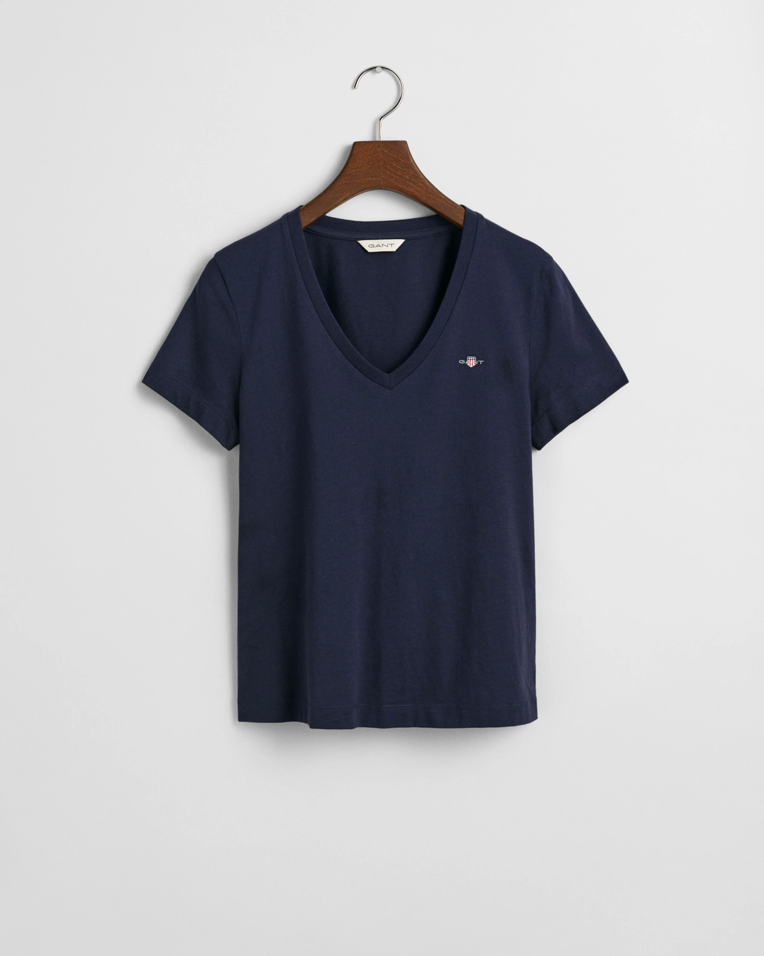 Gant naisten t-paita, REG SHIELD SS V-NECK T-SHIRT Tummansininen - Image 3