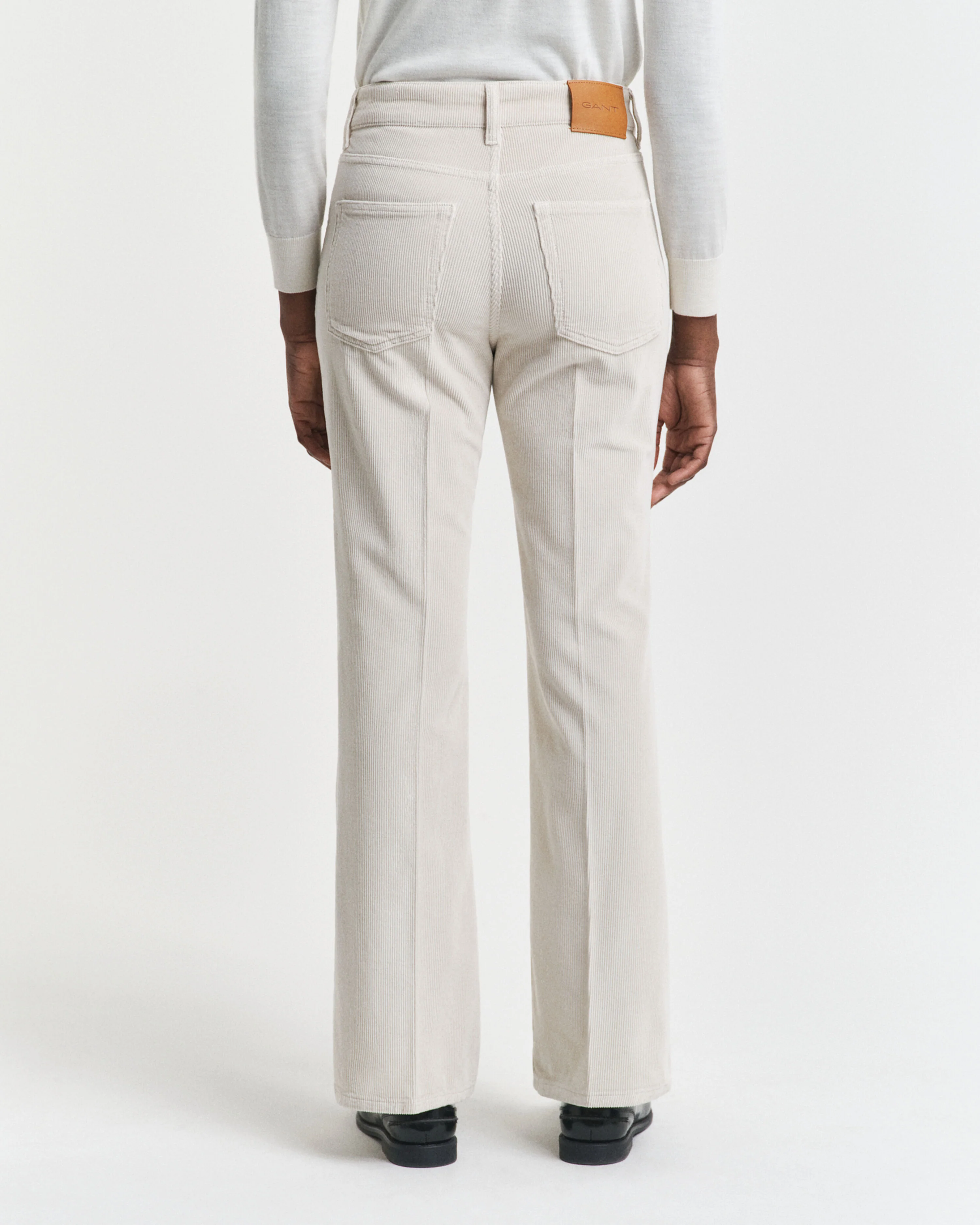 Gant naisten vakosamettihousut, SLIM FLARE STRETCH CORDUROY JEANS Luonnonvalkoinen - Image 2