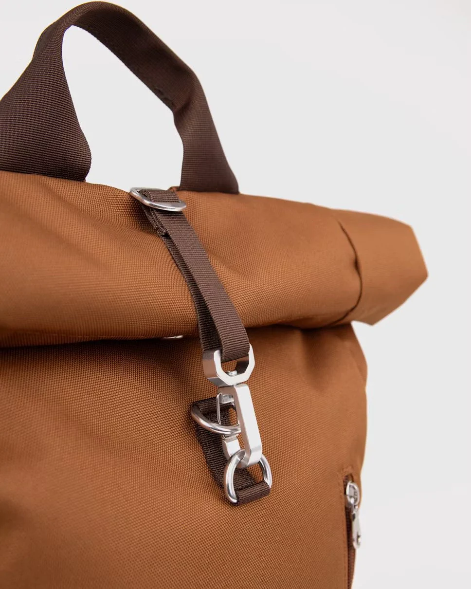 Sandqvist unisex reppu GROUND Rolltop Backpack L, konjakinruskea - Image 6