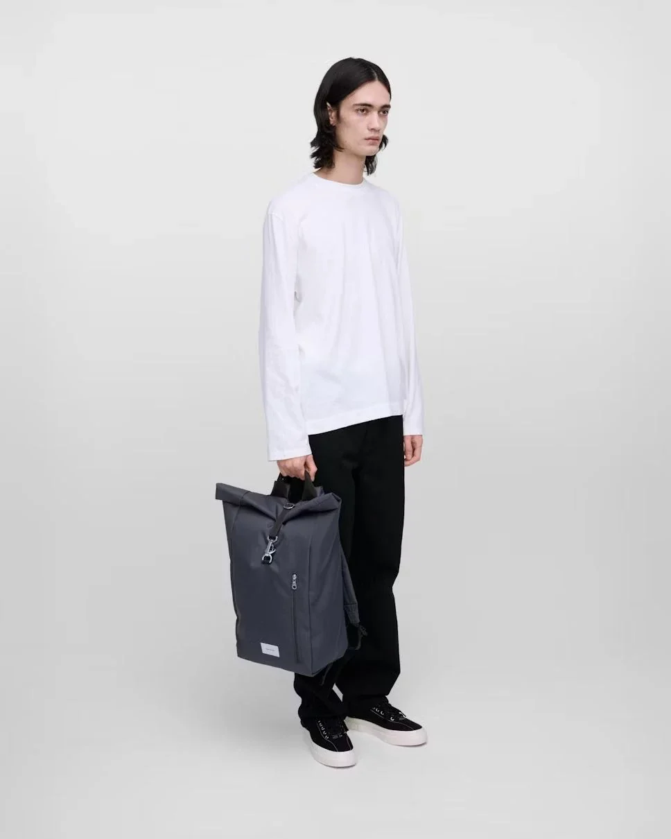 Sandqvist unisex reppu GROUND Rolltop Backpack L, tummanharmaa - Image 9