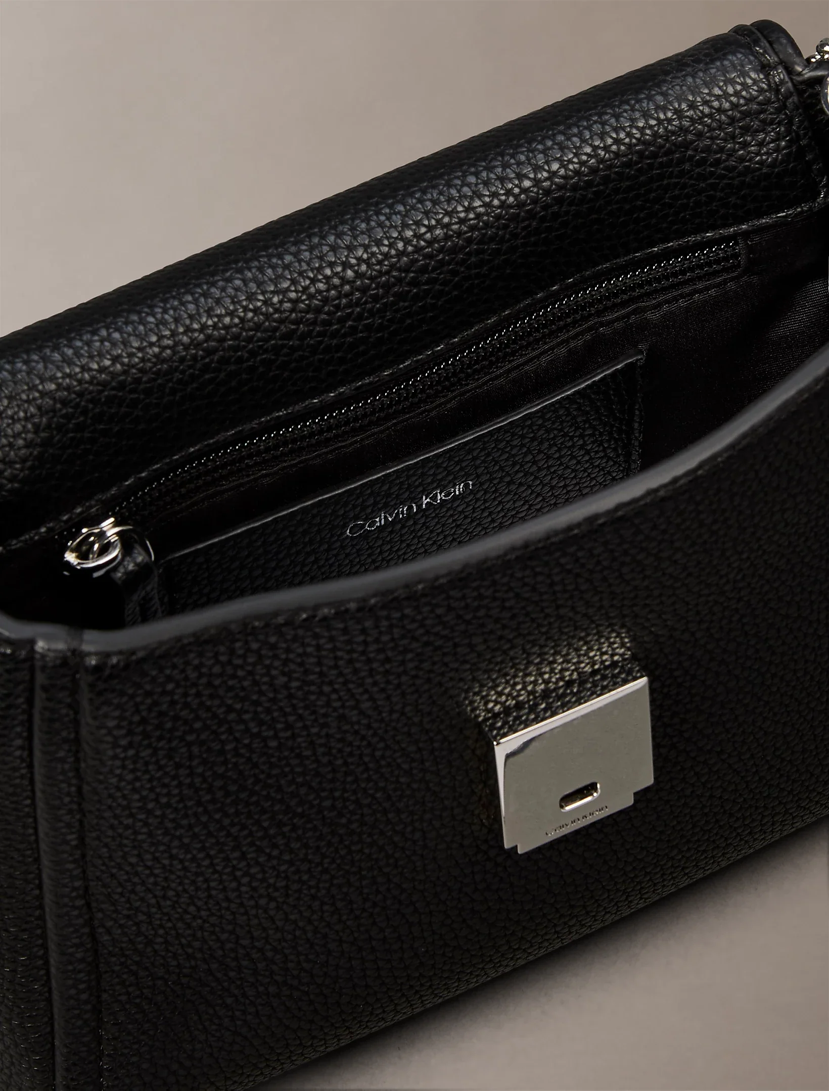Calvin Klein Accessories naisten laukku K-Emblem HW Pebble Crossbody, musta - Image 2