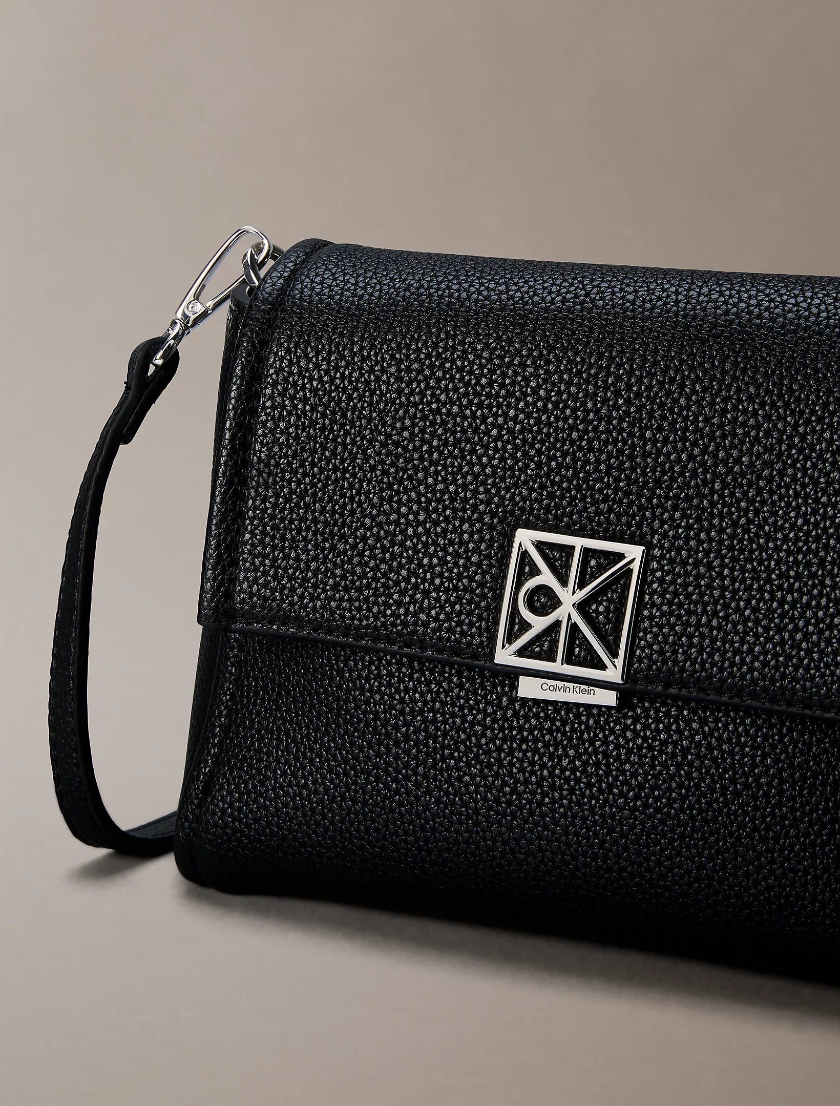 Calvin Klein Accessories naisten laukku K-Emblem HW Pebble Crossbody, musta - Image 3