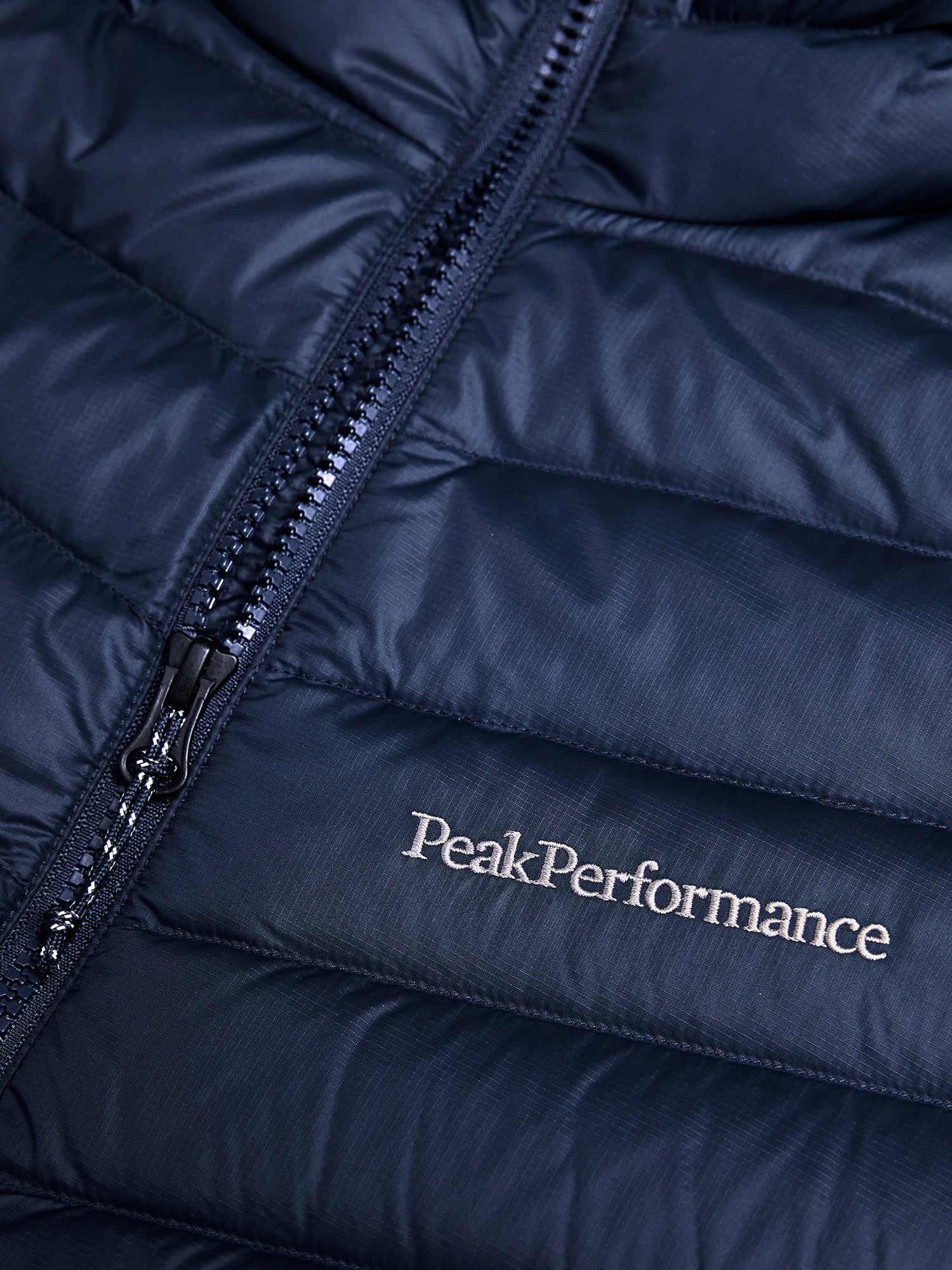 Peak Performance miesten kevytuntuvatakki M Frost Down Hood Jacket, tummansininen - Image 3
