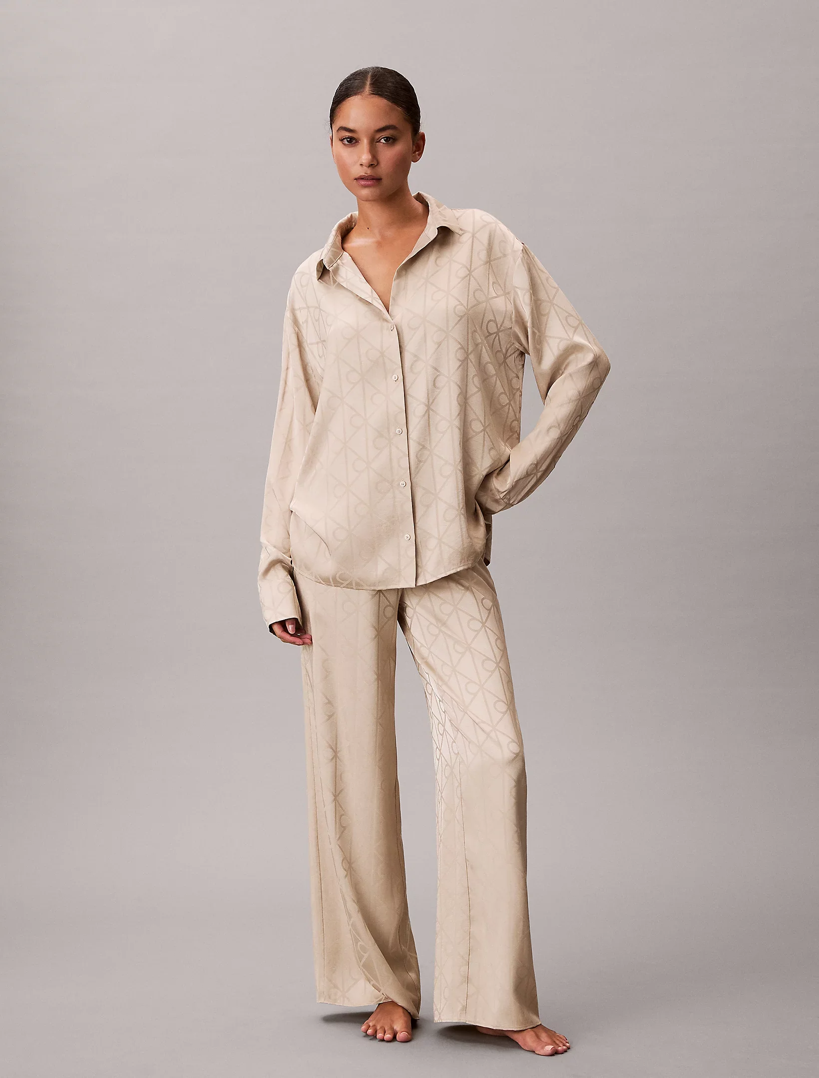 Calvin Klein naisten pyjamasetti K-SATIN AOP SET, vaalea beige