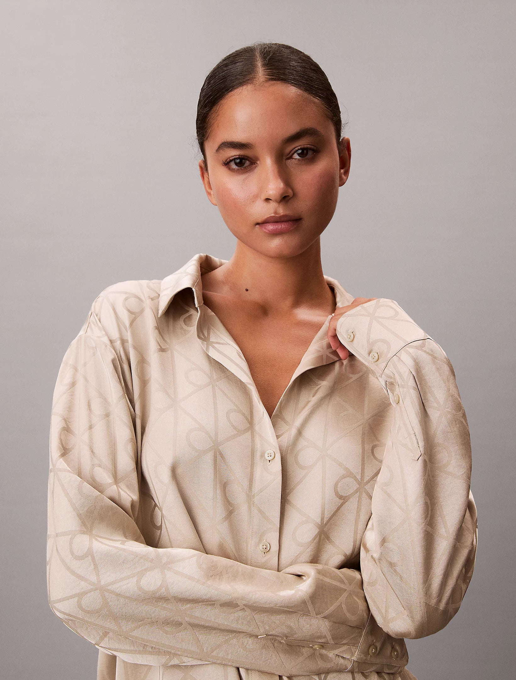 Calvin Klein naisten pyjamasetti K-SATIN AOP SET, vaalea beige - Image 3