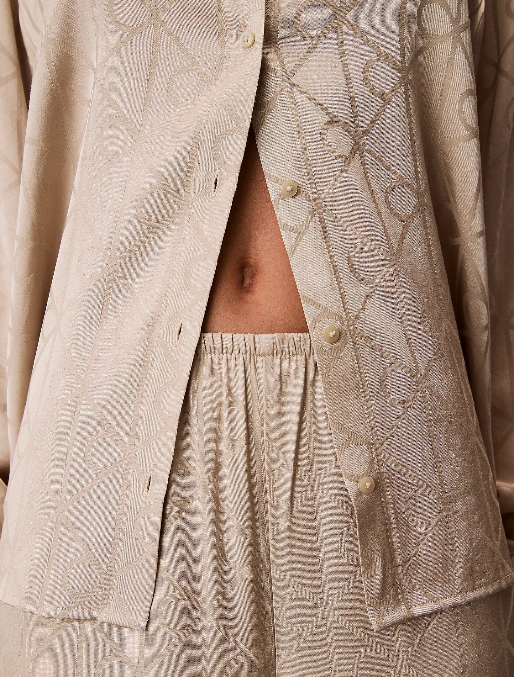 Calvin Klein naisten pyjamasetti K-SATIN AOP SET, vaalea beige - Image 4