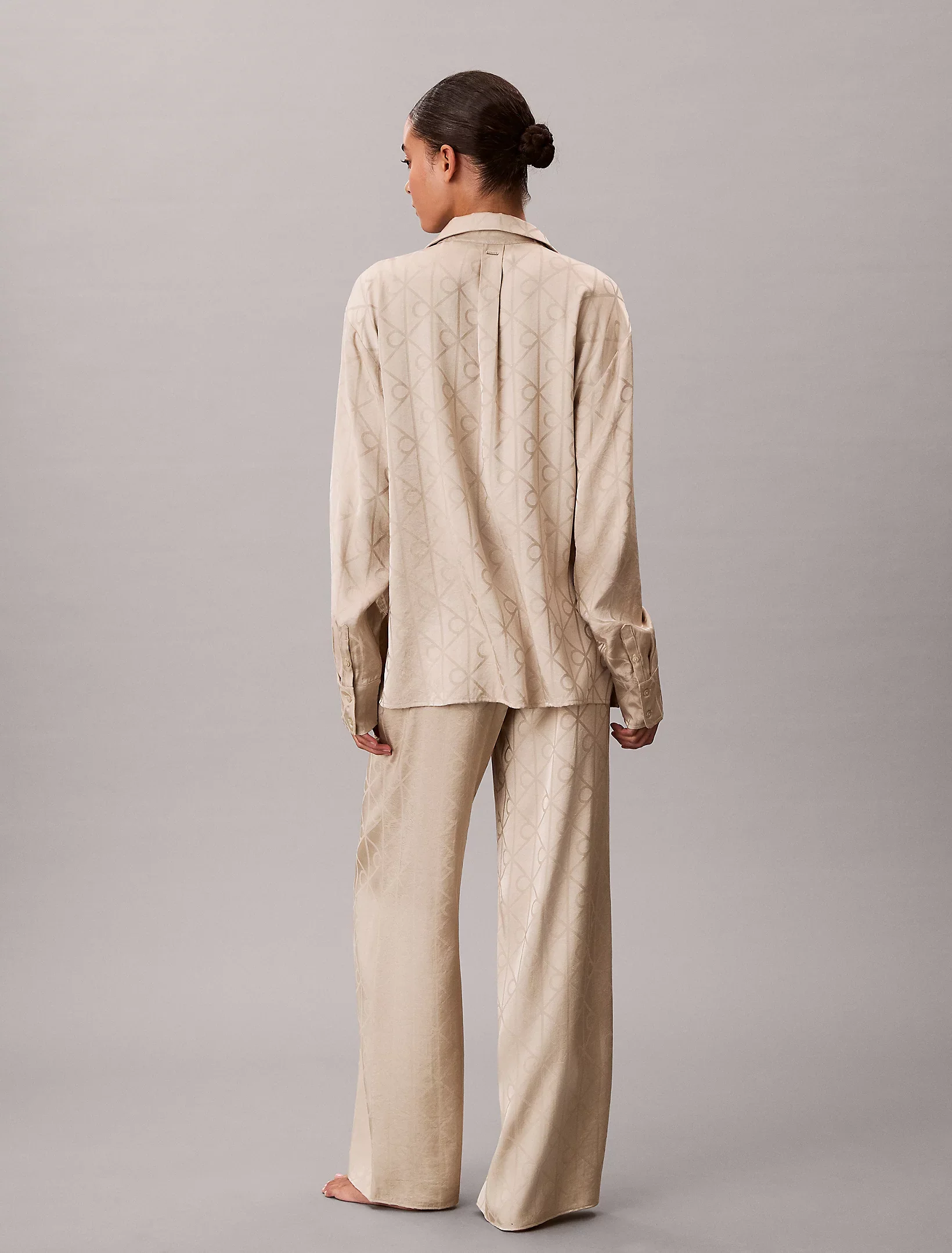 Calvin Klein naisten pyjamasetti K-SATIN AOP SET, vaalea beige - Image 5