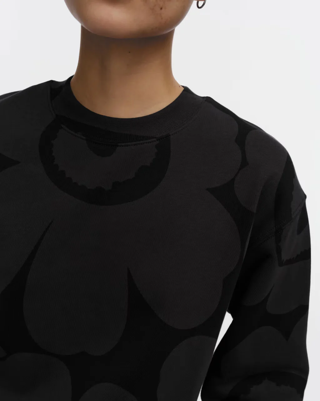 Marimekko collegepaita Leiot Unikko Kioski, musta kuosi - Image 4