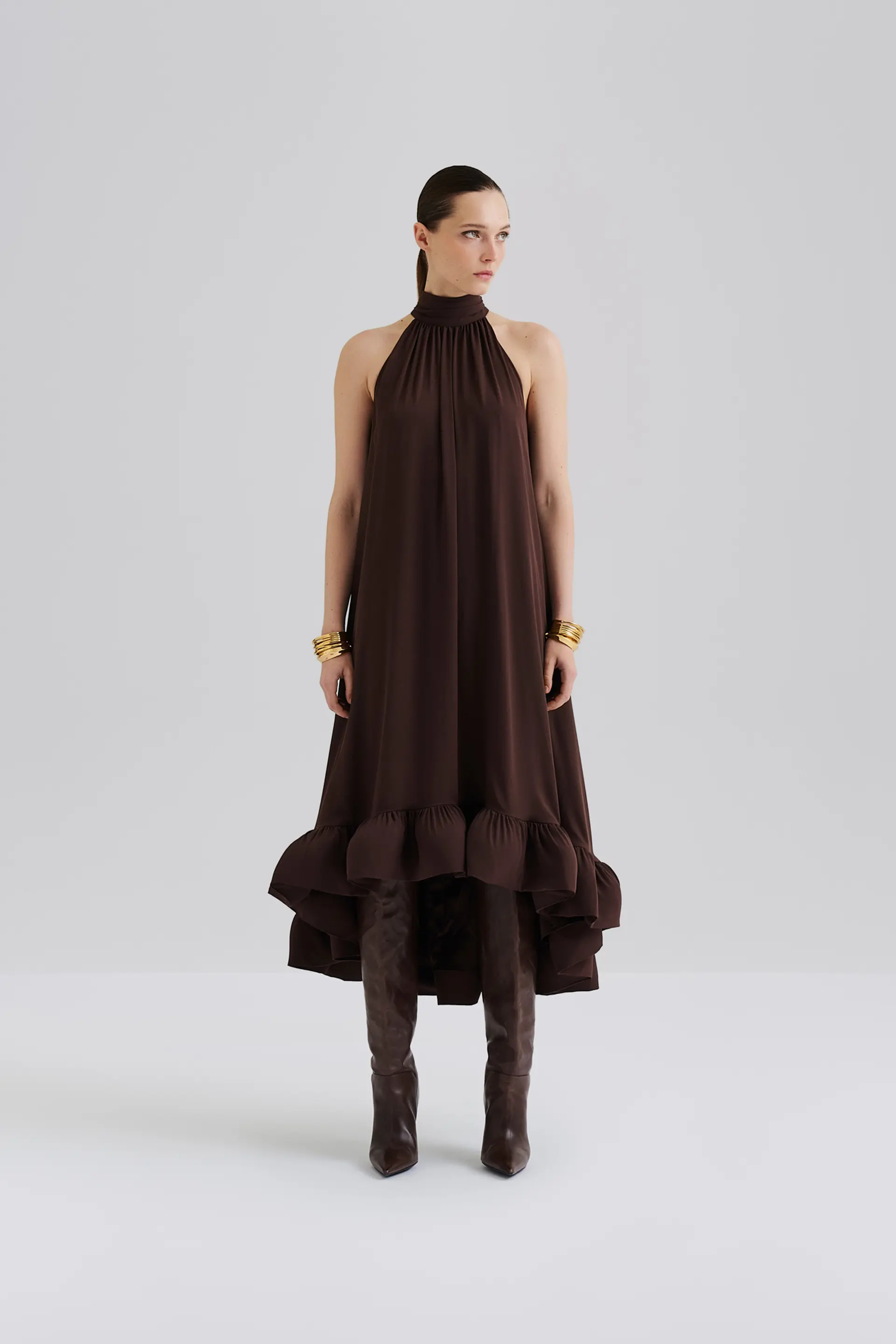 Malina naisten mekko, SABRINA HALTERNECK RUFFLED MAXI DRESS Tummanruskea