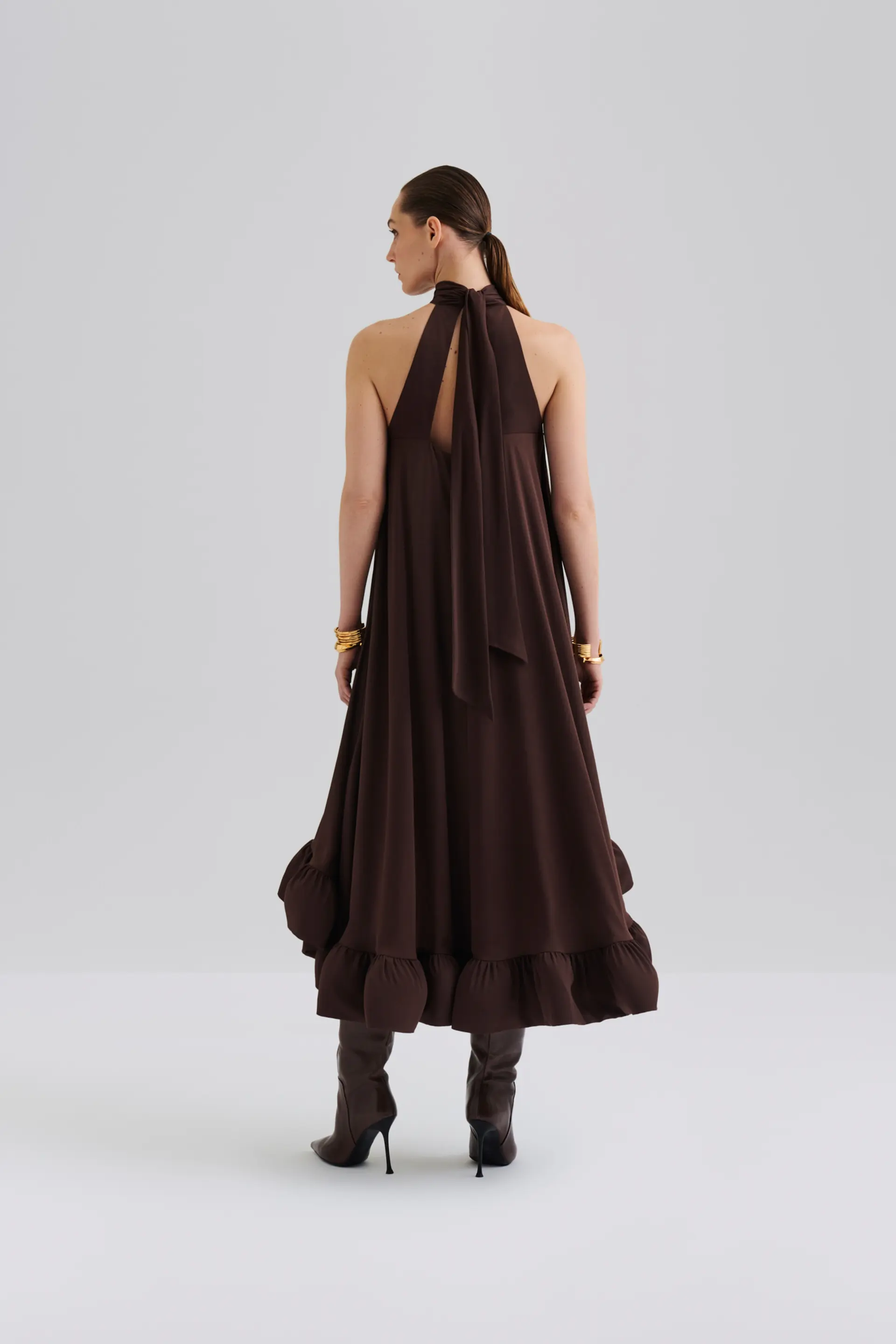 Malina naisten mekko, SABRINA HALTERNECK RUFFLED MAXI DRESS Tummanruskea - Image 2