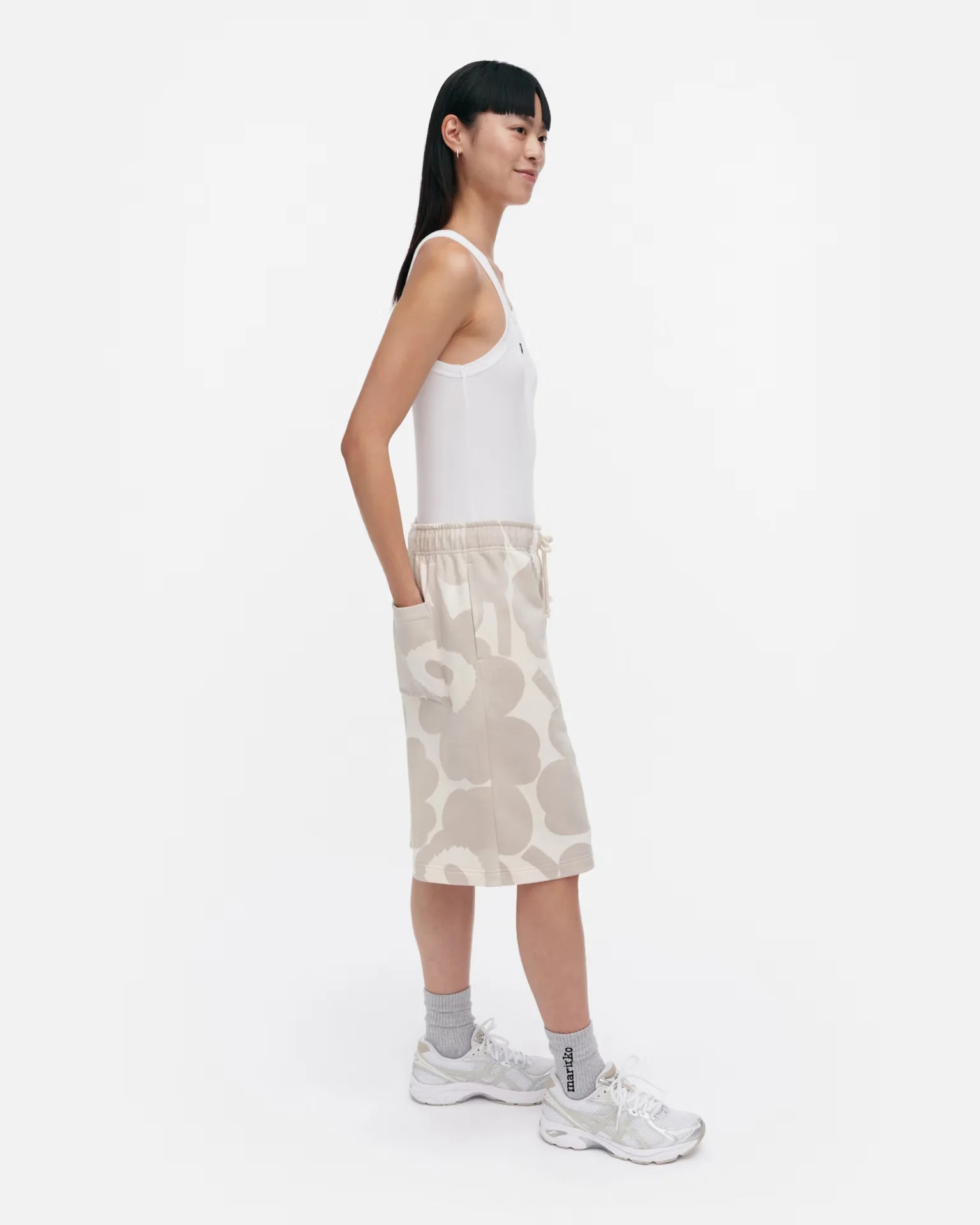 Marimekko unisex shortsit, SARANA AKVARELLI UNIKKO SHORTSIT Beige Kuosi - Image 2