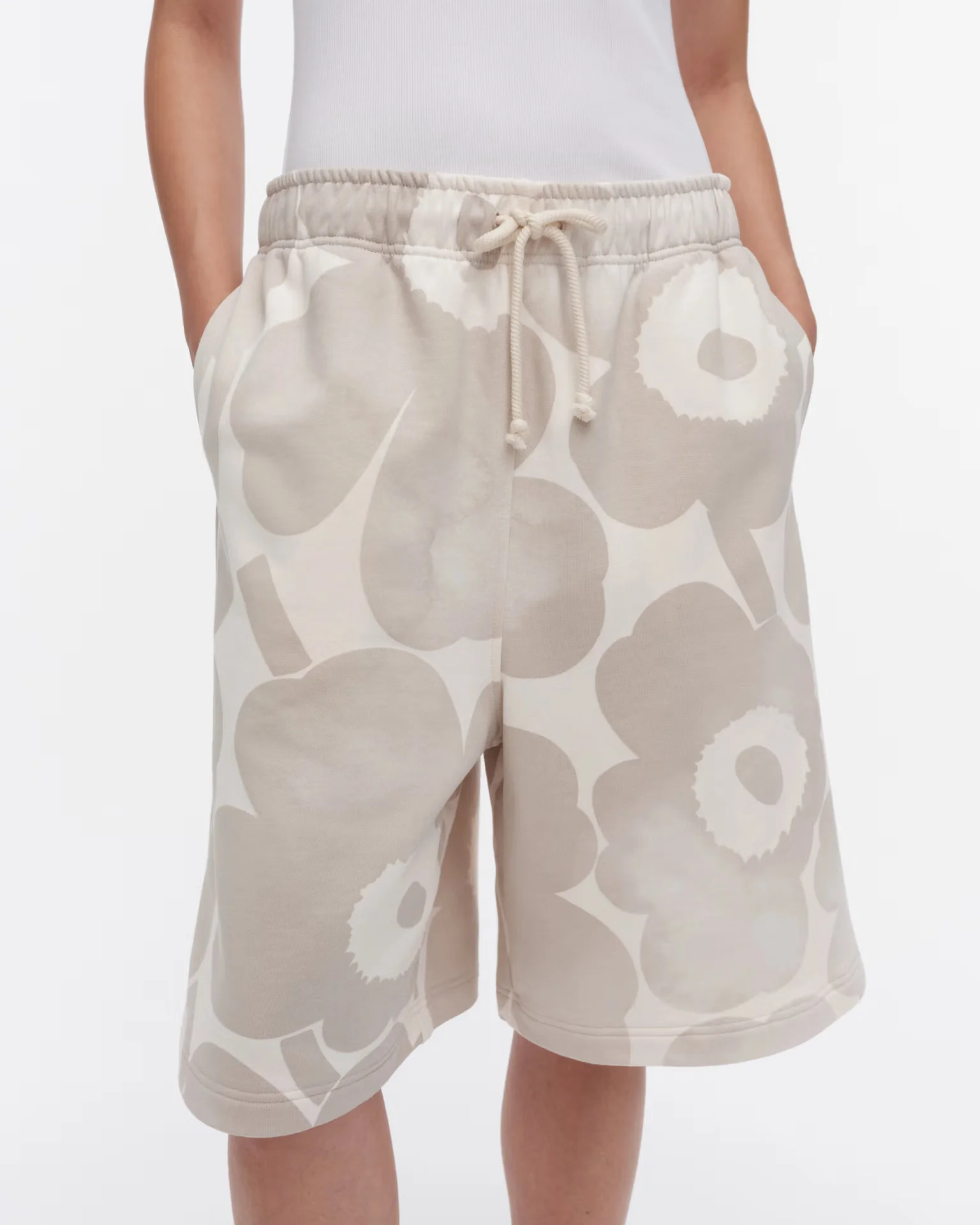 Marimekko unisex shortsit, SARANA AKVARELLI UNIKKO SHORTSIT Beige Kuosi - Image 4