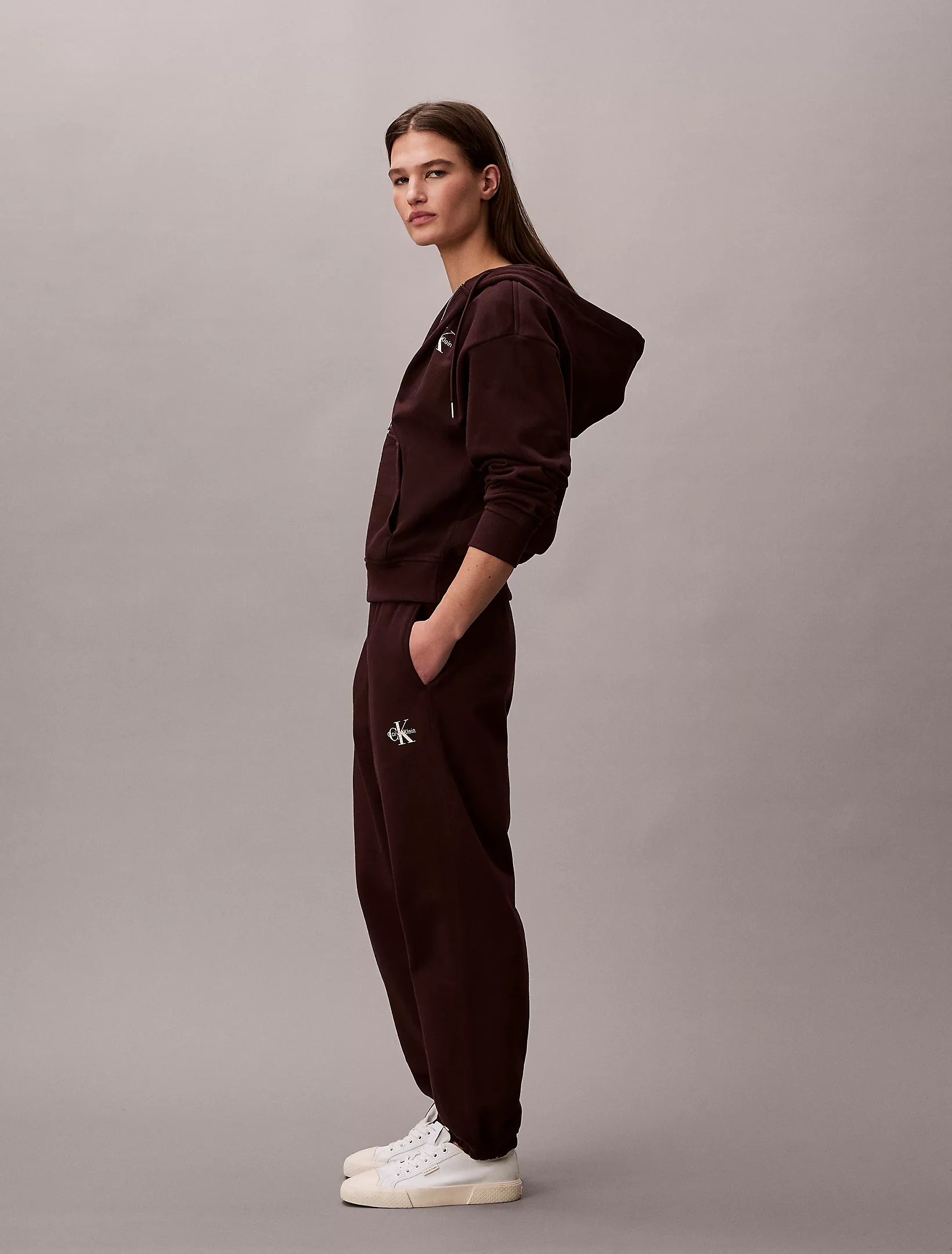 Calvin Klein Jeans naisten collegehousut Monology French Terry Jogger, tummanruskea - Image 4
