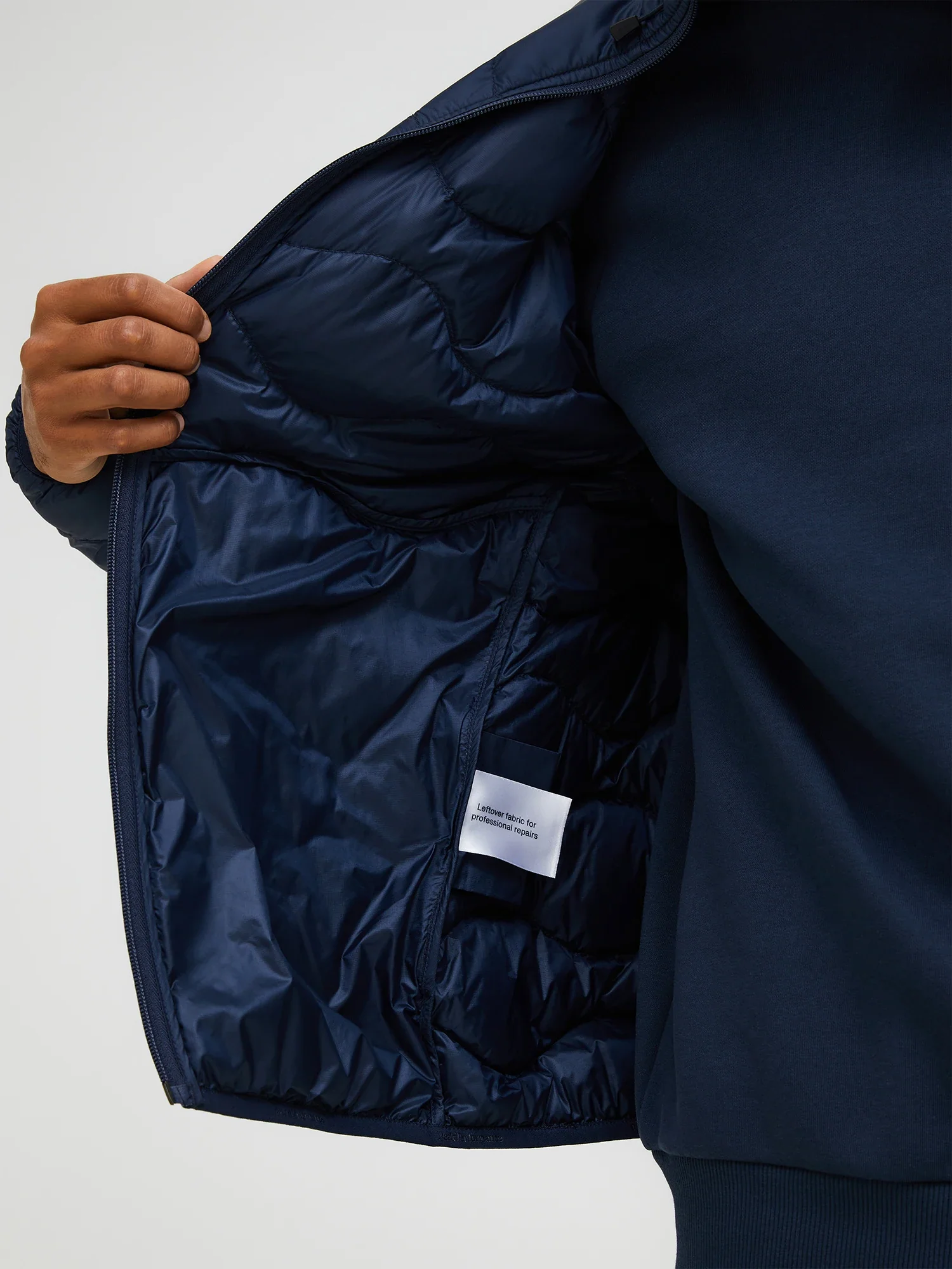 Peak Performance Miesten Kevytuntuvatakki, M HELIUM DOWN HOOD JACKET Tummansininen - Image 5