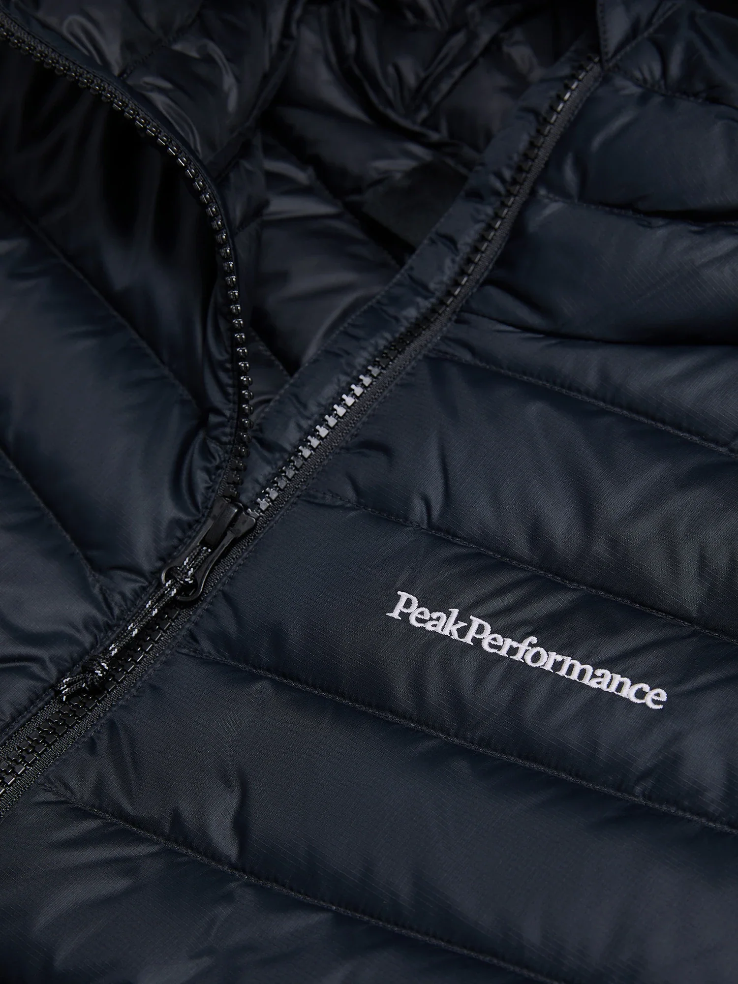 Peak Performance naisten kevytuntuvatakki, W FROST HOOD JACKET Musta - Image 5