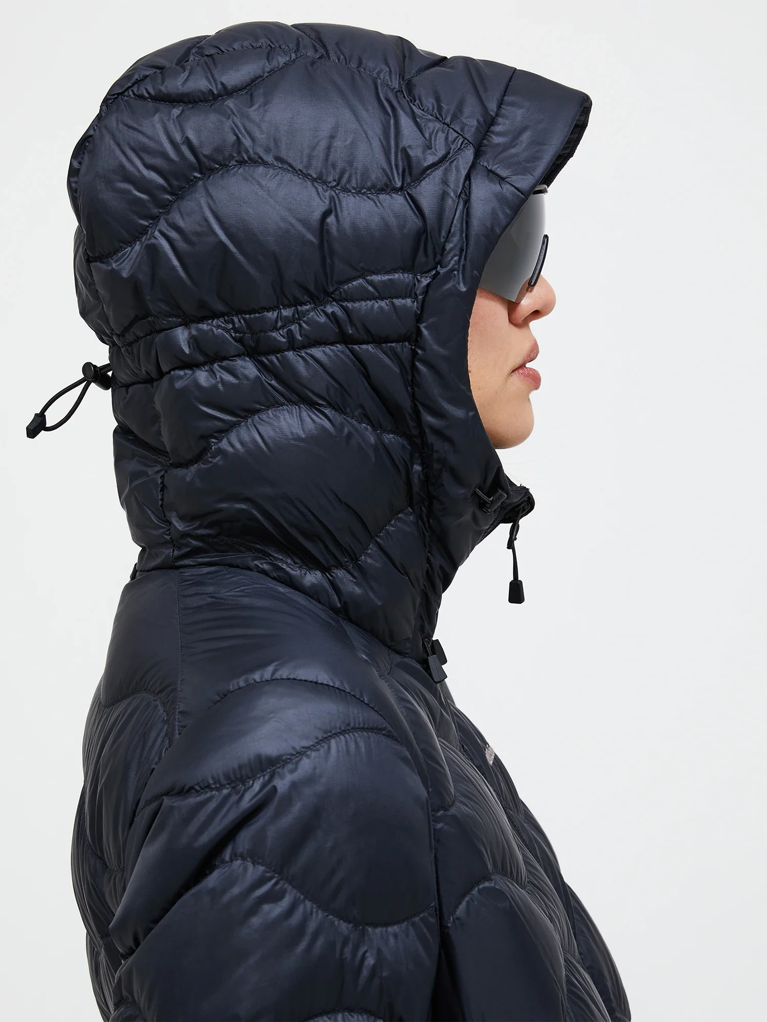 Peak Performance Naisten Kevytuntuvatakki, W Helium Down Hood Jacket Musta - Image 3