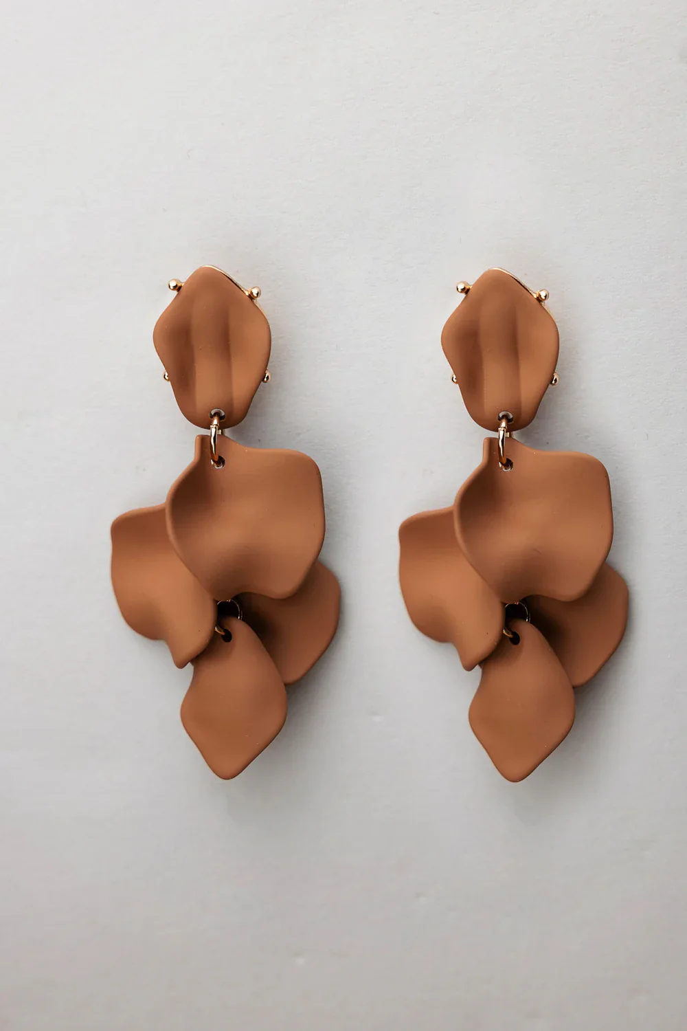 Bow 19 korvakorut PEARL LEAF EARRINGS, konjakinruskea