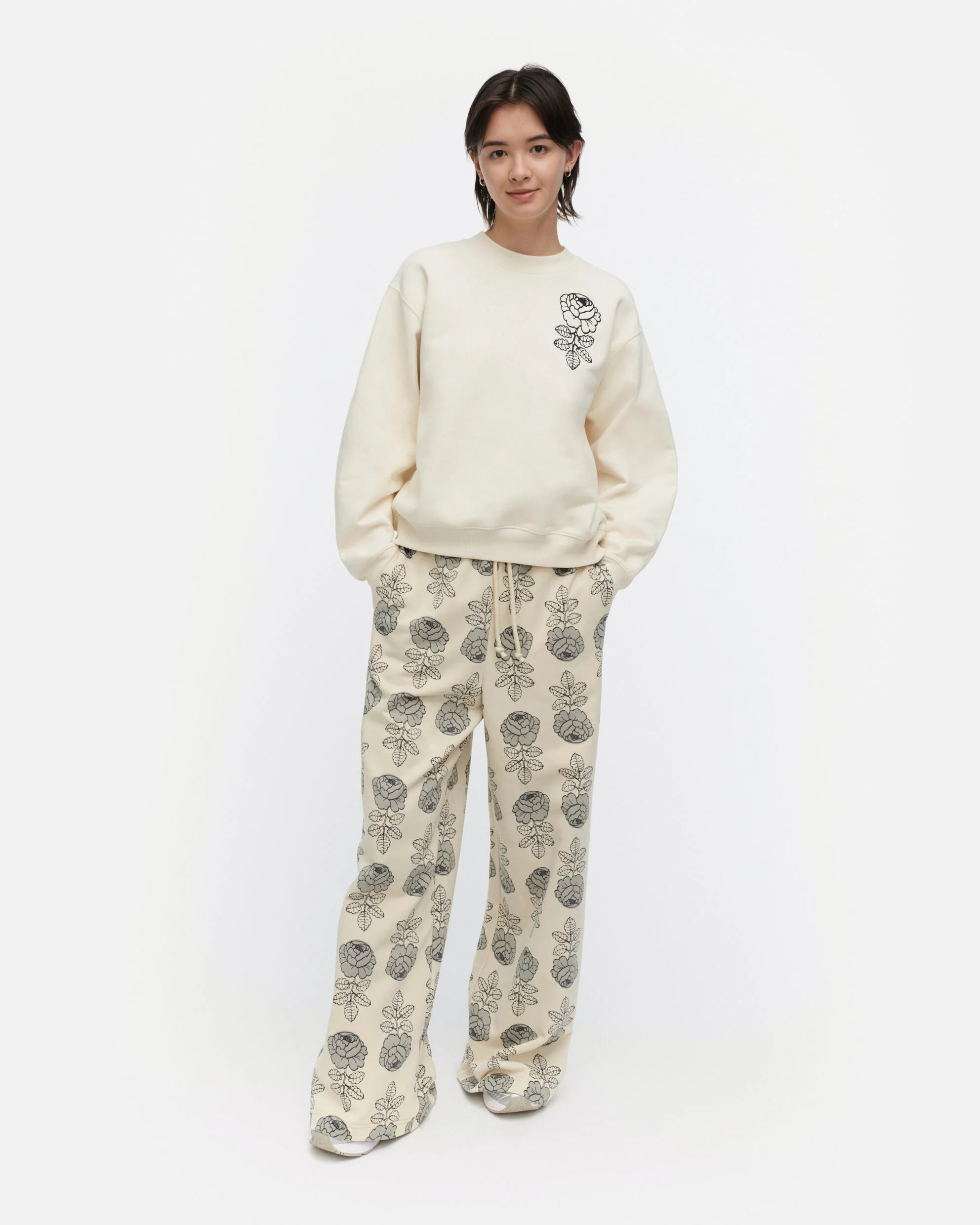 Marimekko collegehousut PUUSKA VIHKIRUUSU KISOKI, kuosillinen beige