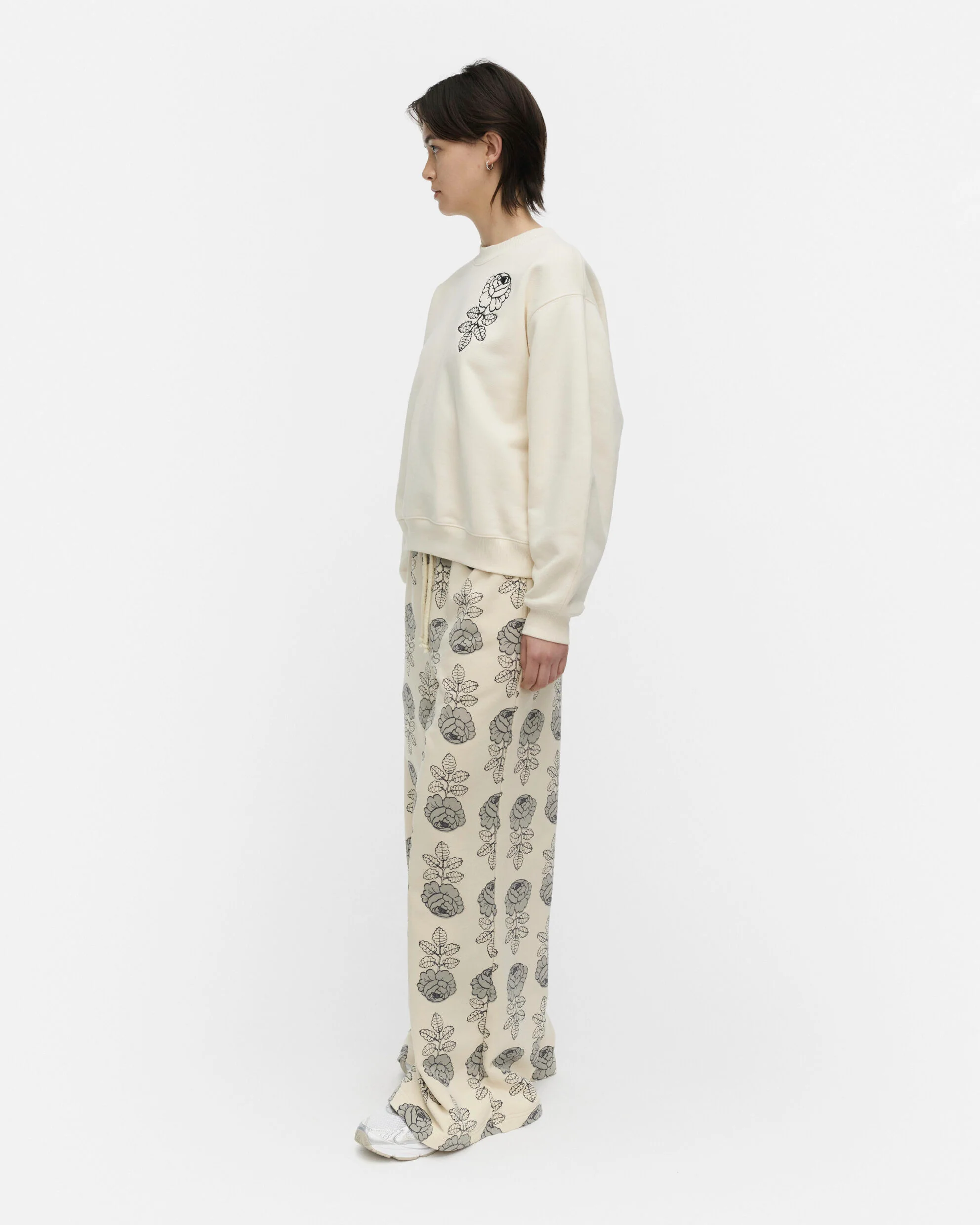 Marimekko collegehousut PUUSKA VIHKIRUUSU KISOKI, kuosillinen beige - Image 3