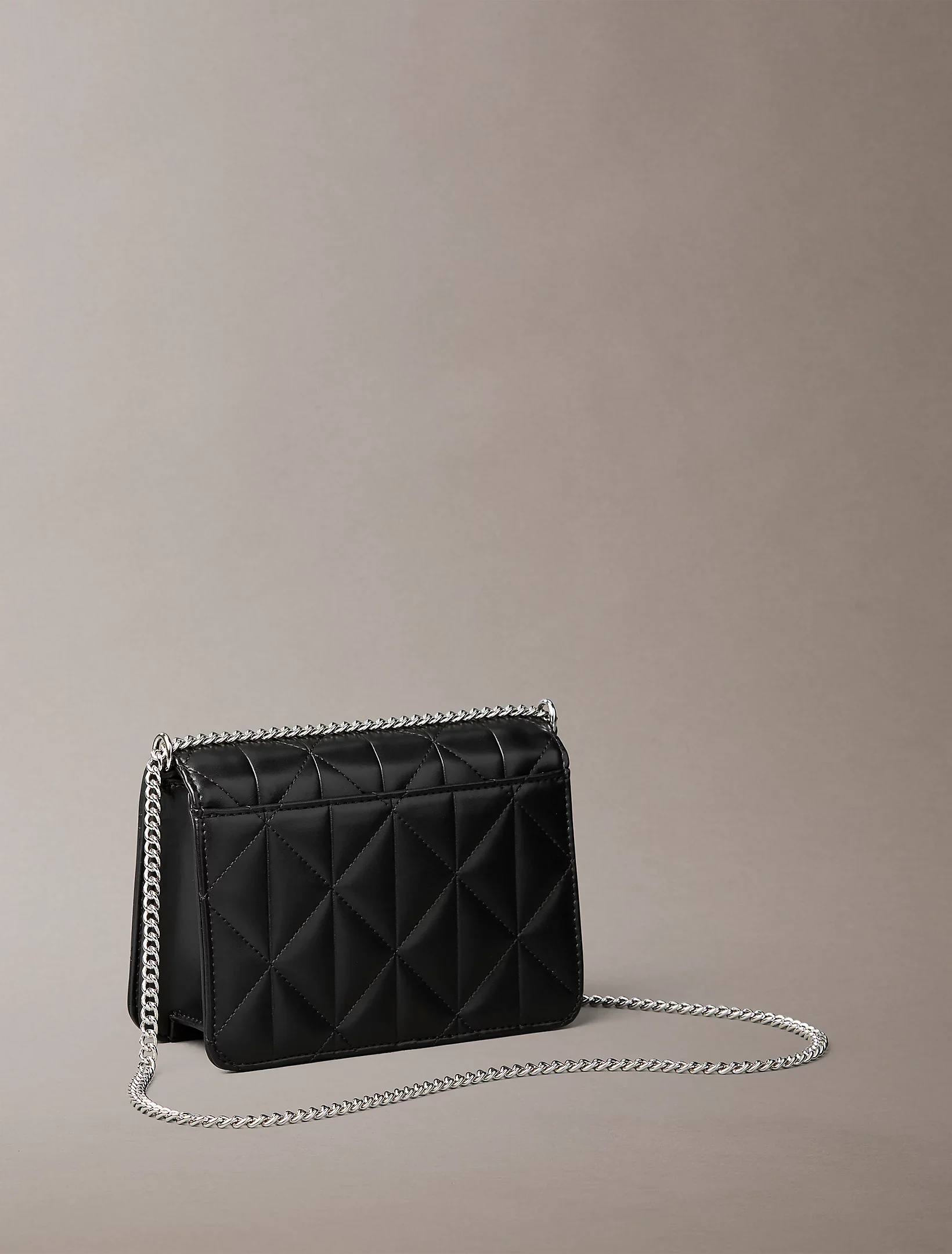 Calvin Klein Accessories naisten laukku QUILTED MINI CHAIN BAG, musta - Image 2