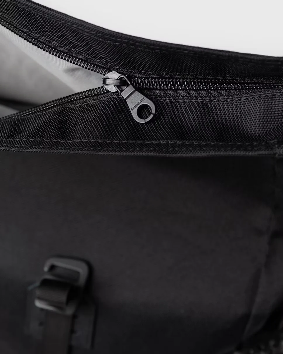 Sandqvist reppu, ICON ROLLTOP BACKPACK M Musta - Image 10