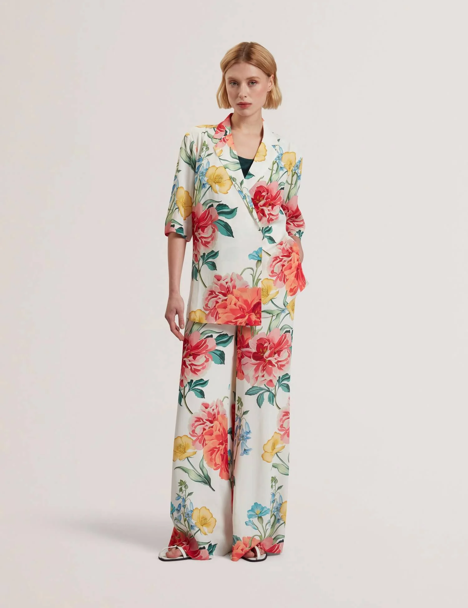 Ted Baker naisten bleiseri, NYMPHA Printed Short Sleeve Blazer Valkopohjainen Kuosi - Image 3