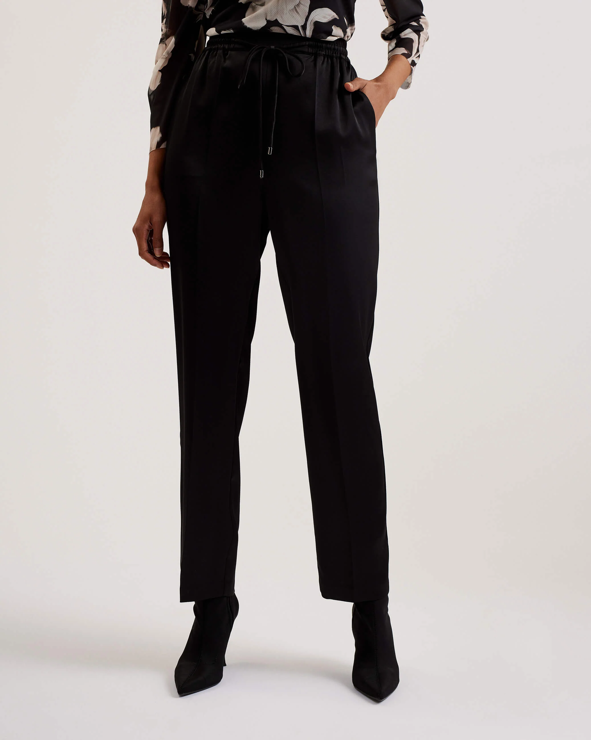 Ted Baker Naisten Housut, NATORI SLIM CUT JOGGER Musta - Image 2