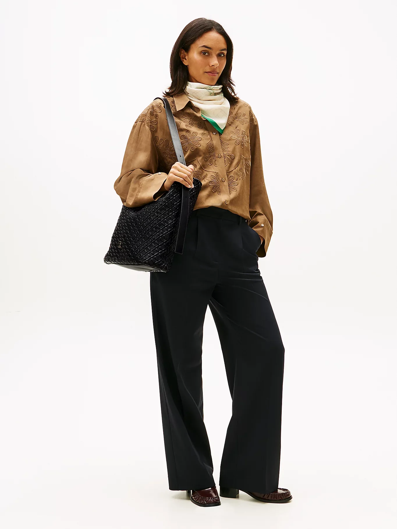 Tommy Hilfiger naisten laukku TH BRAIDED MAXI HOBO, musta - Image 2