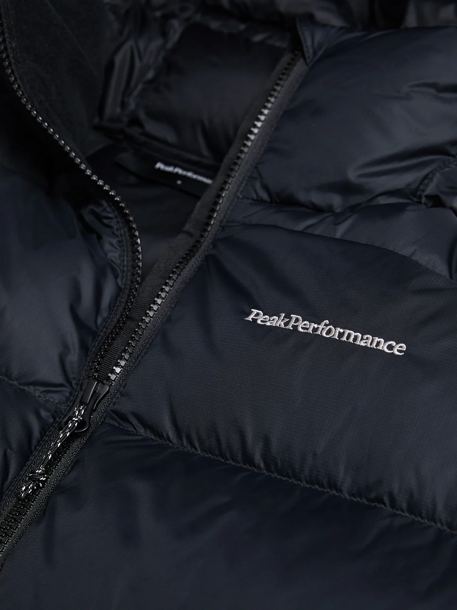 Peak Performance naisten untuvatakki W Frost Down Puffer Jacket, musta - Image 9
