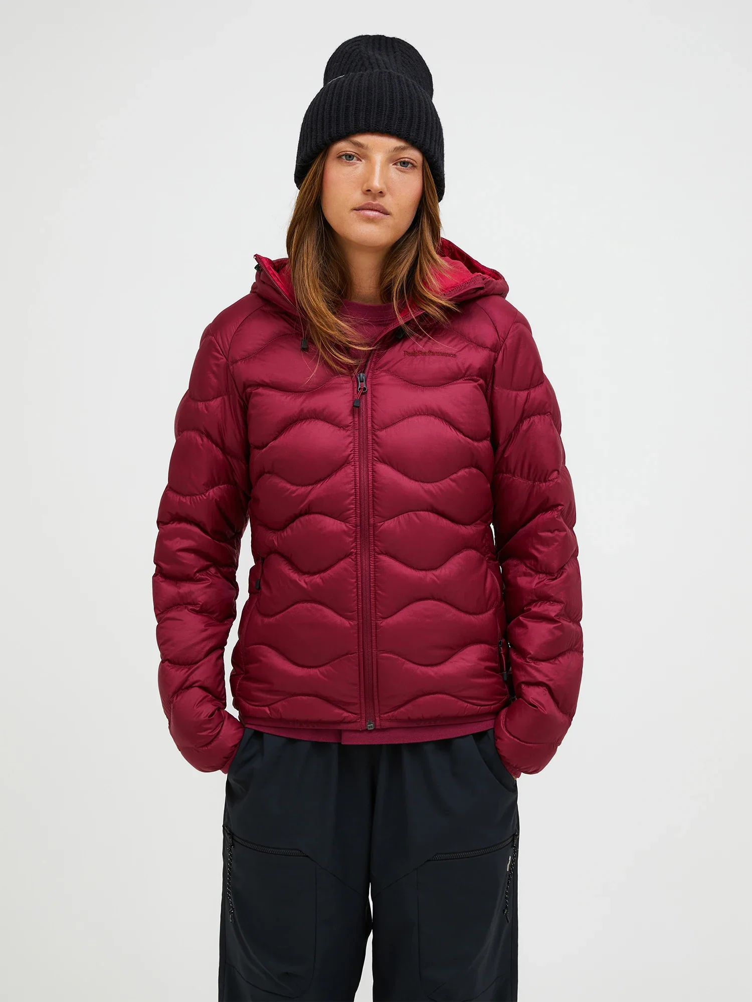 Peak Performance naisten kevytuntuvatakki W HELIUM DOWN HOOD JACKET, viininpunainen