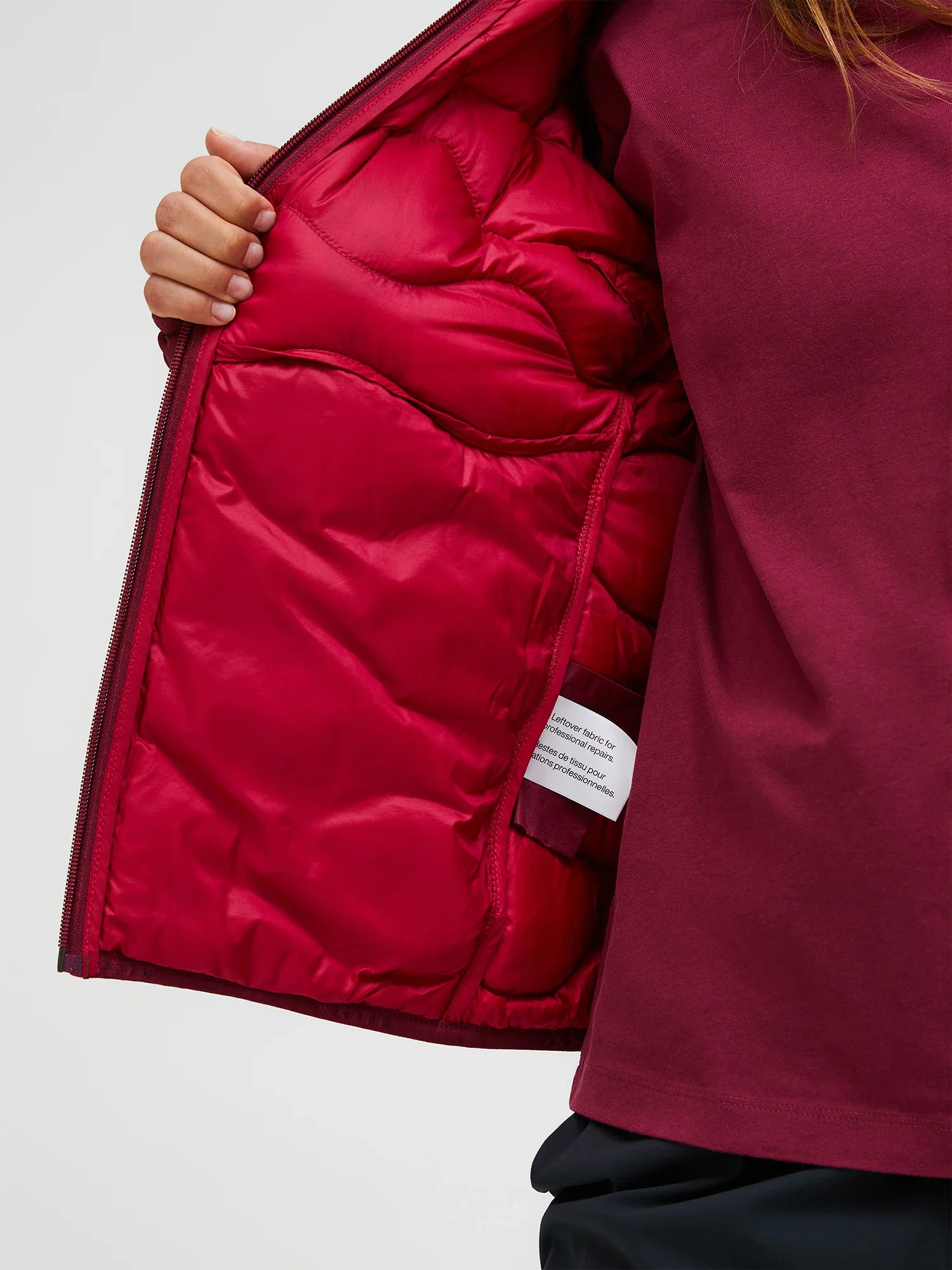 Peak Performance naisten kevytuntuvatakki W HELIUM DOWN HOOD JACKET, viininpunainen - Image 2