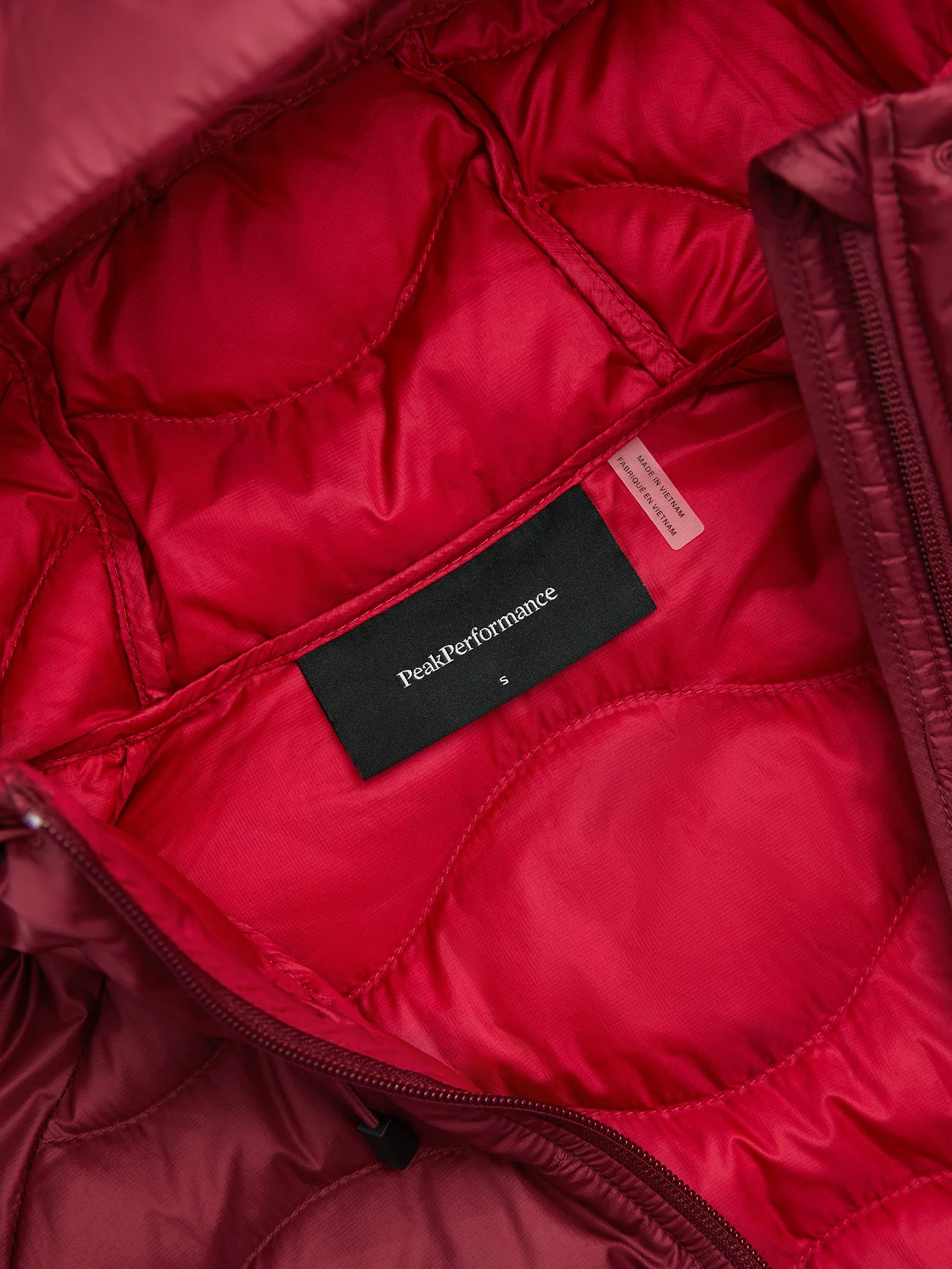 Peak Performance naisten kevytuntuvatakki W HELIUM DOWN HOOD JACKET, viininpunainen - Image 3