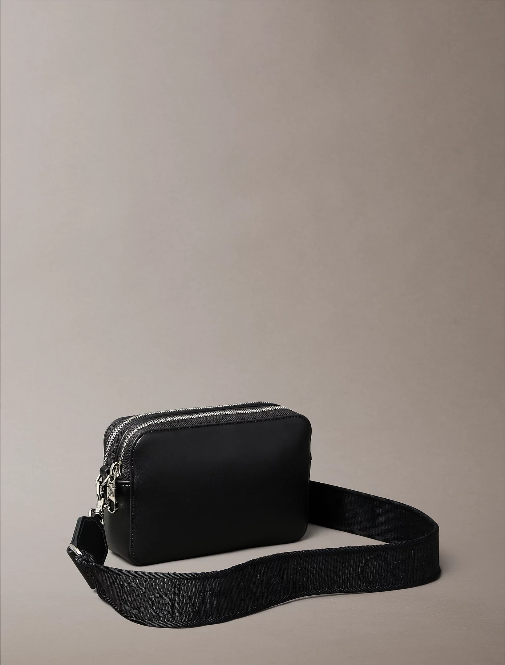 Calvin Klein Accessories naisten laukku Webbing Double Strap Camera Bag, musta - Image 3