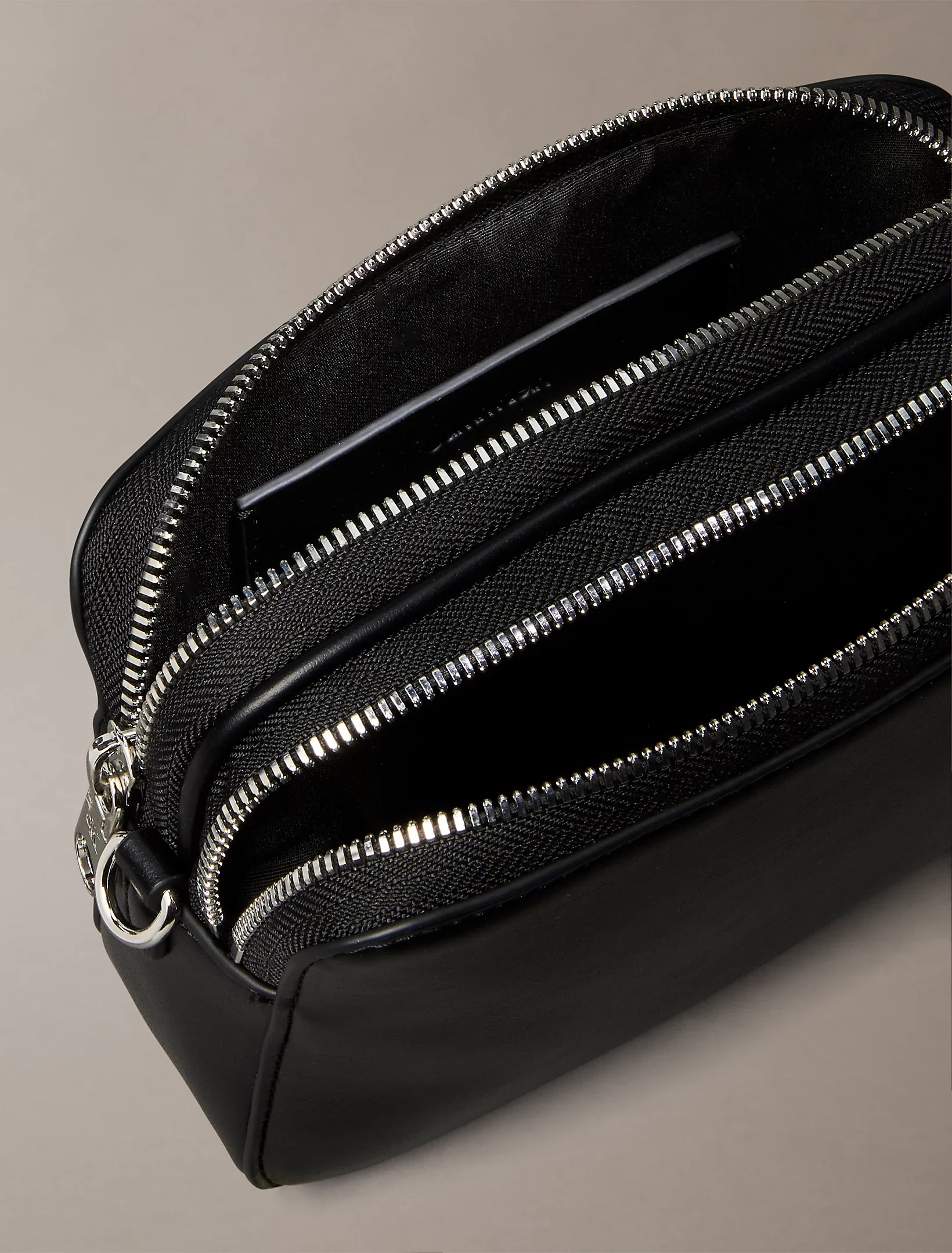 Calvin Klein Accessories naisten laukku Webbing Double Strap Camera Bag, musta - Image 4
