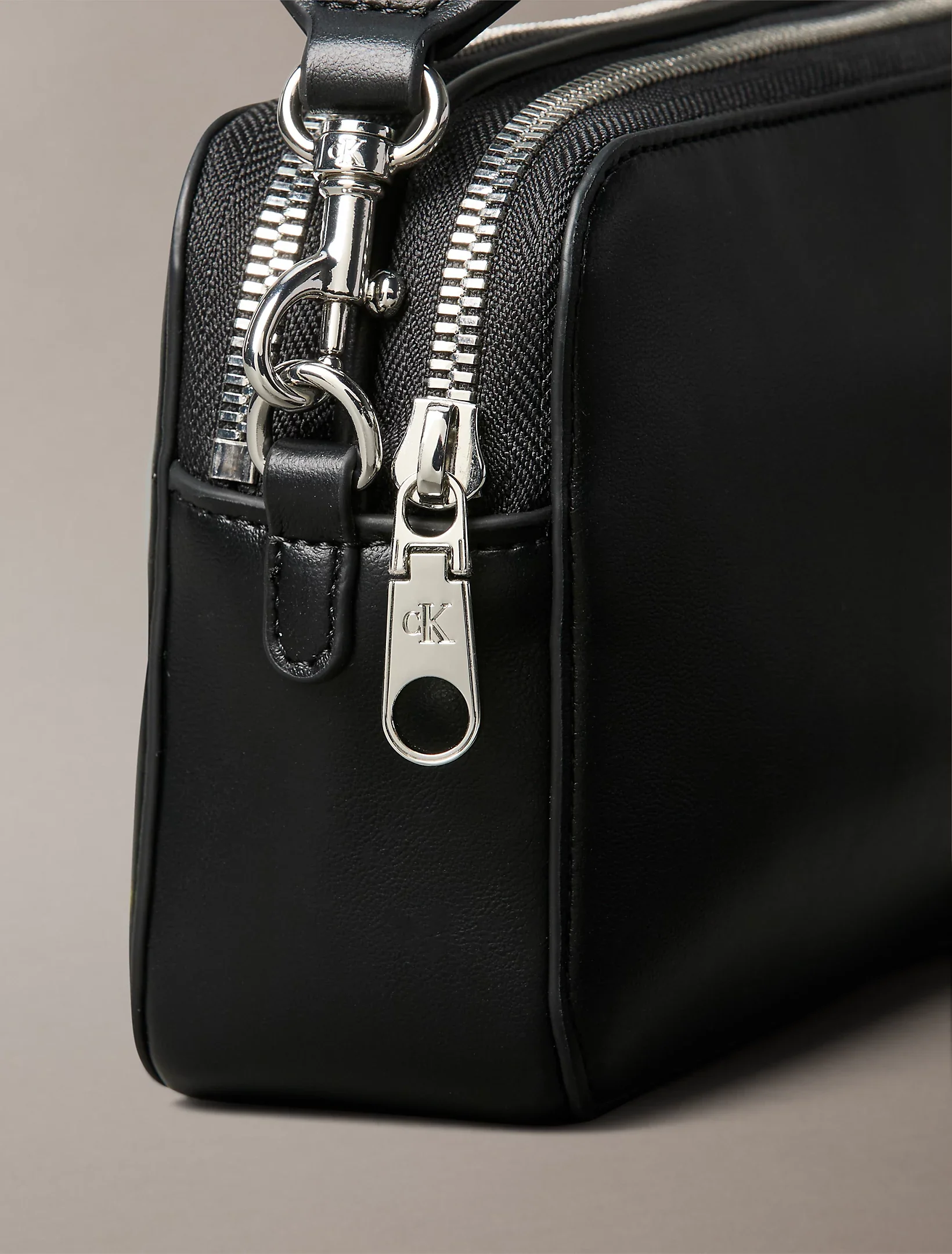 Calvin Klein Accessories naisten laukku Webbing Double Strap Camera Bag, musta - Image 5