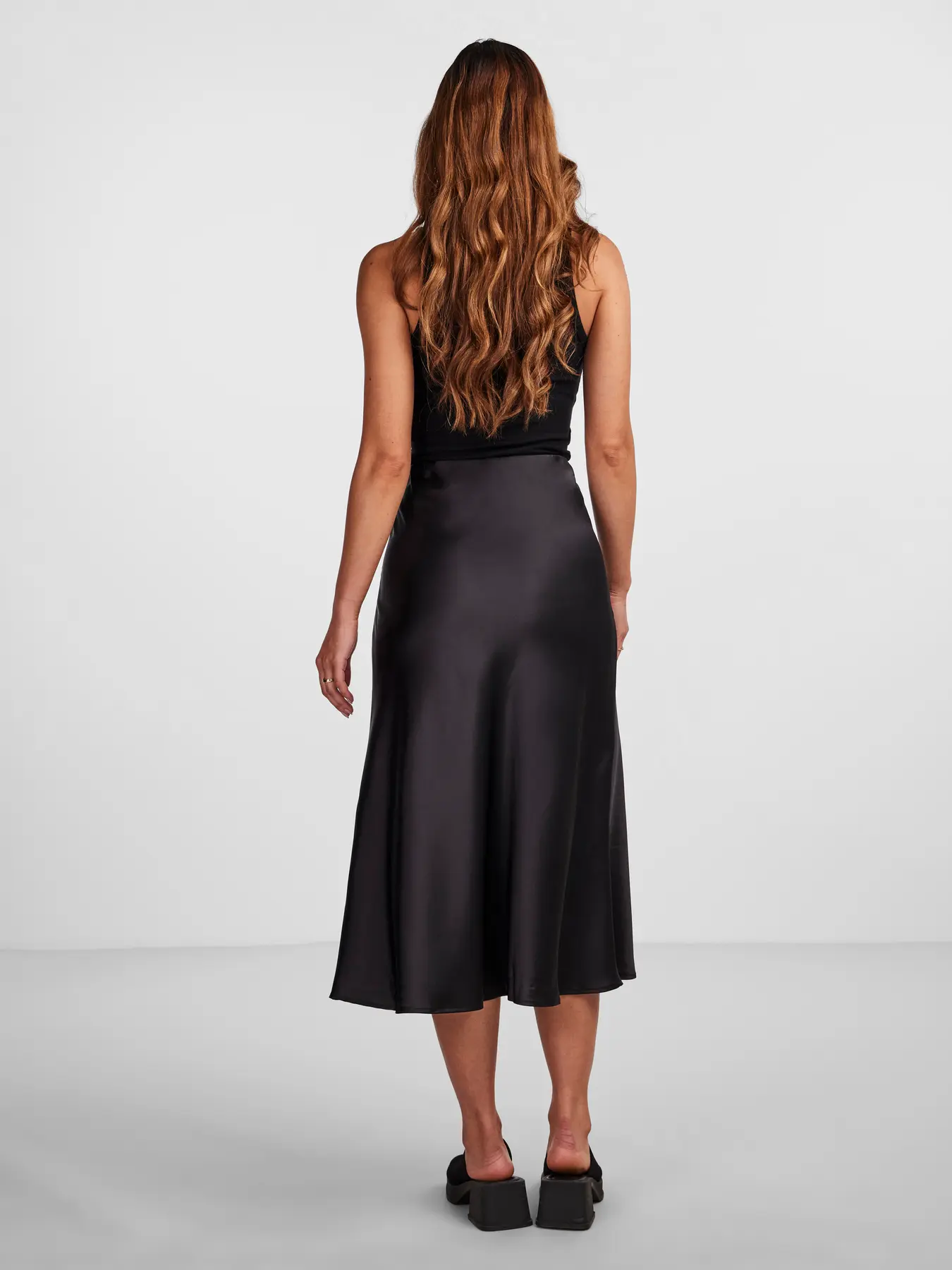 Y.A.S hame, YASPELLA HW MIDI SKIRT Black - Image 2